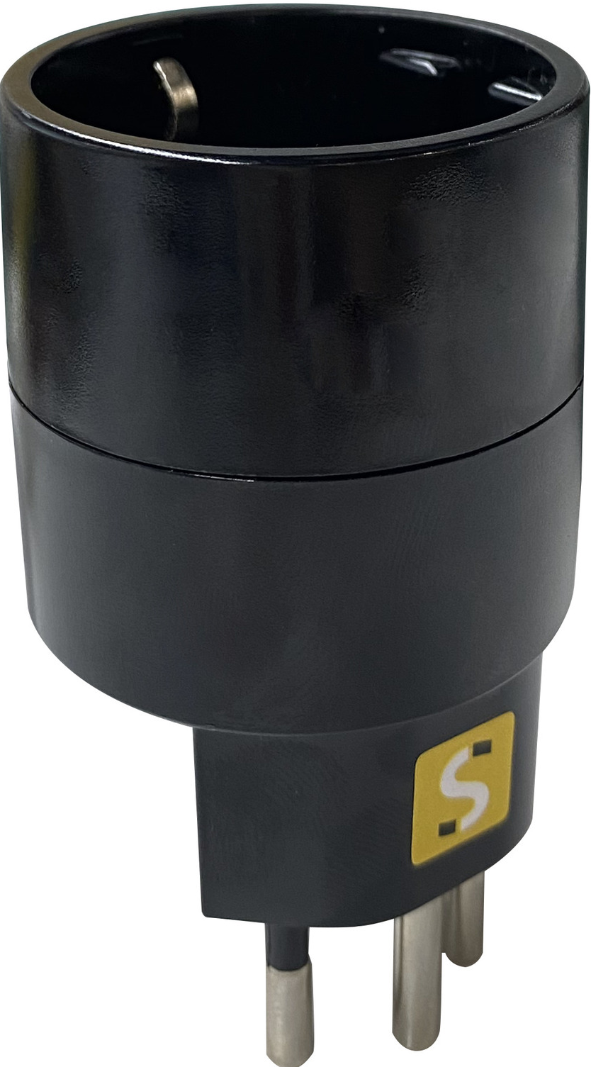 Un adattatore nero con tre spine e un logo 'S' giallo.