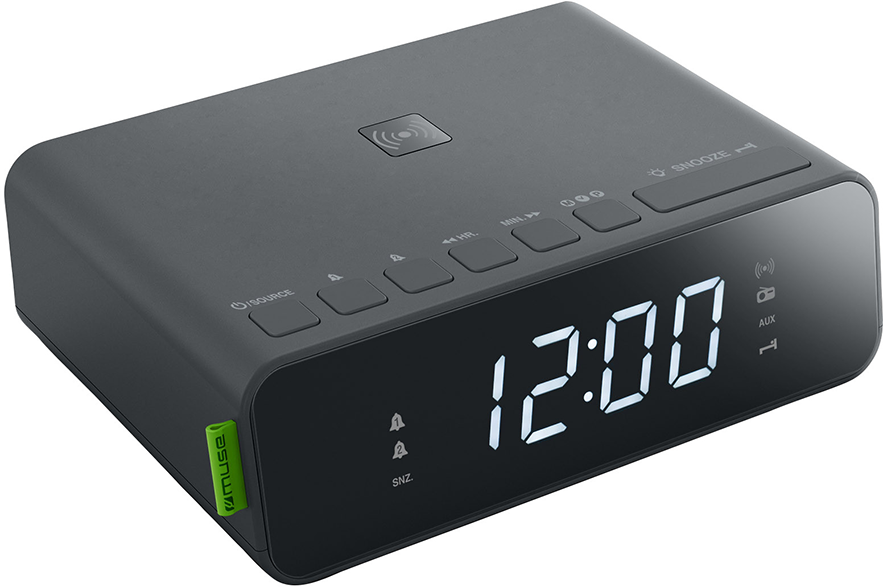 Egy szürke digitális ébresztőóra, amely 12:00-t mutat. Van forrás, szundi és aux gombja.