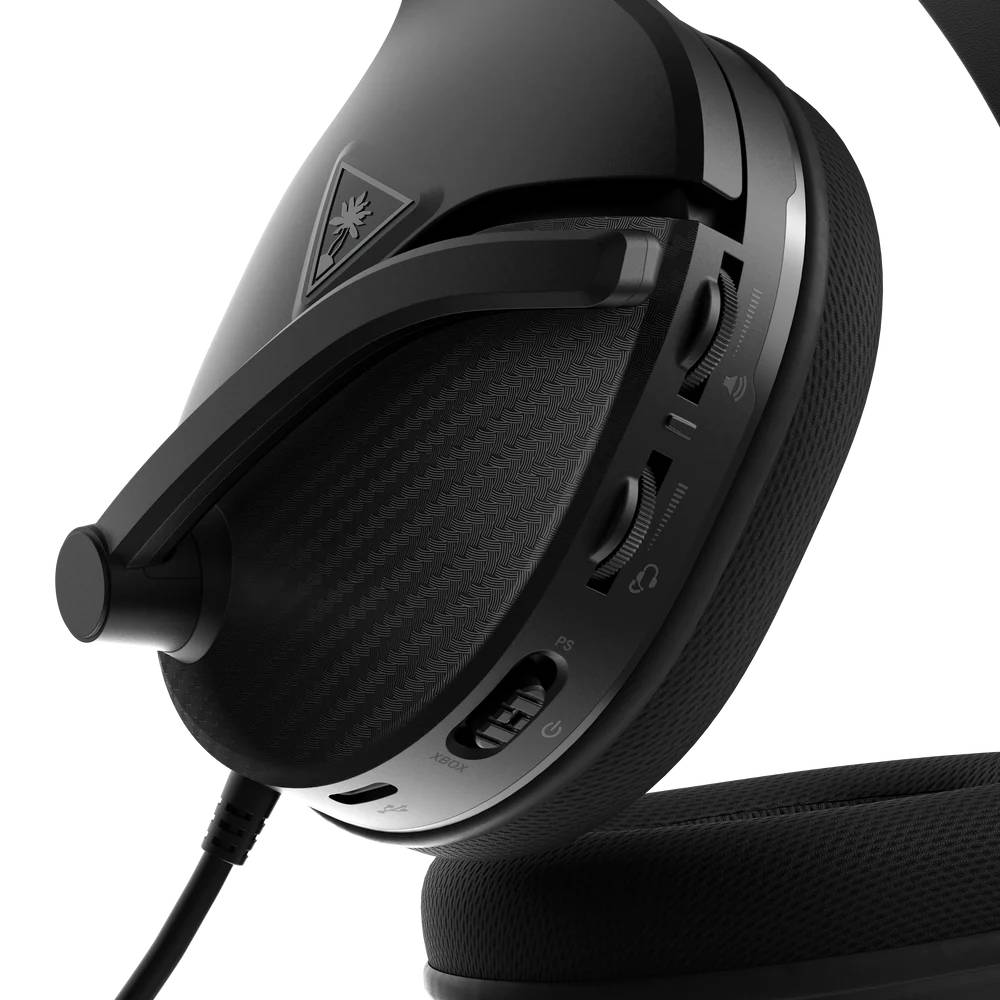 Auriculares negros con controles en la orejera. Cable negro conectado. Fondo negro.