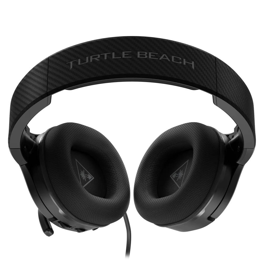 Auriculares negros Turtle Beach con texto 'TURTLE BEACH' en la diadema y almohadillas negras.