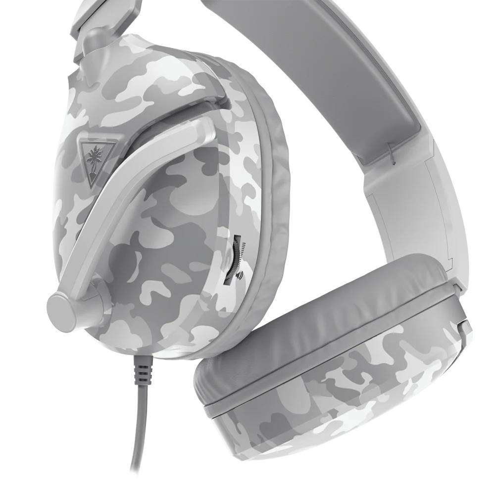 Auriculares para juegos de camuflaje blanco y gris con micrófono. Sobre un fondo blanco.