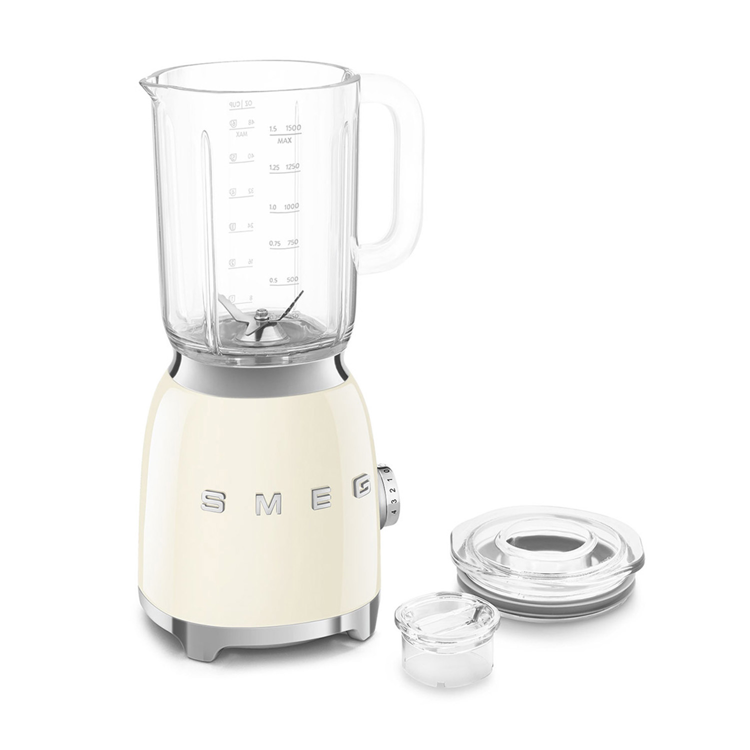 Frullatore Smeg color crema con caraffa in vetro, segni di misurazione e coperchio e contenitore separati, tutto su sfondo bianco.