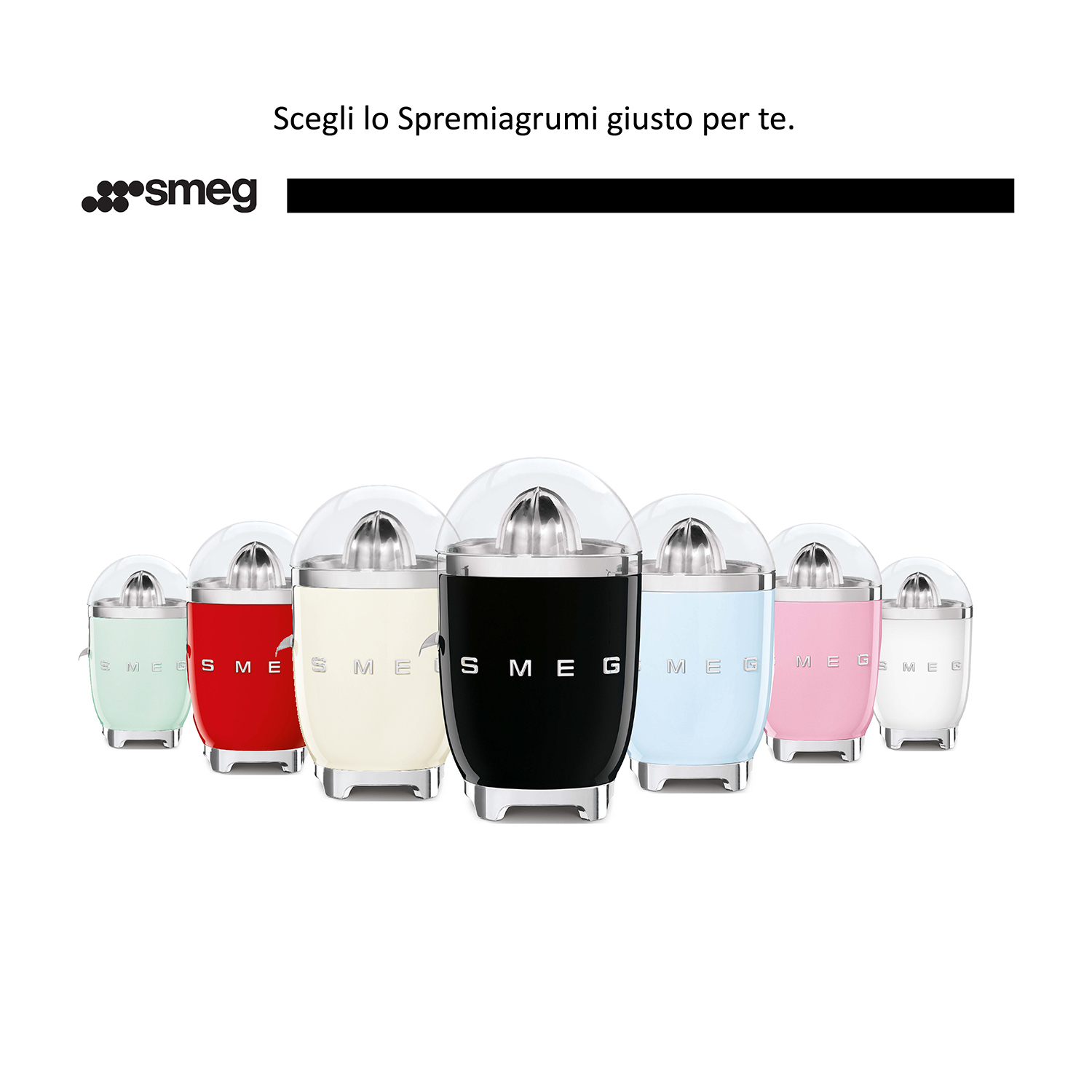 Sette spremiagrumi Smeg colorati in mostra. Sono in vari colori: menta, rosso, crema, nero, blu, rosa e bianco.