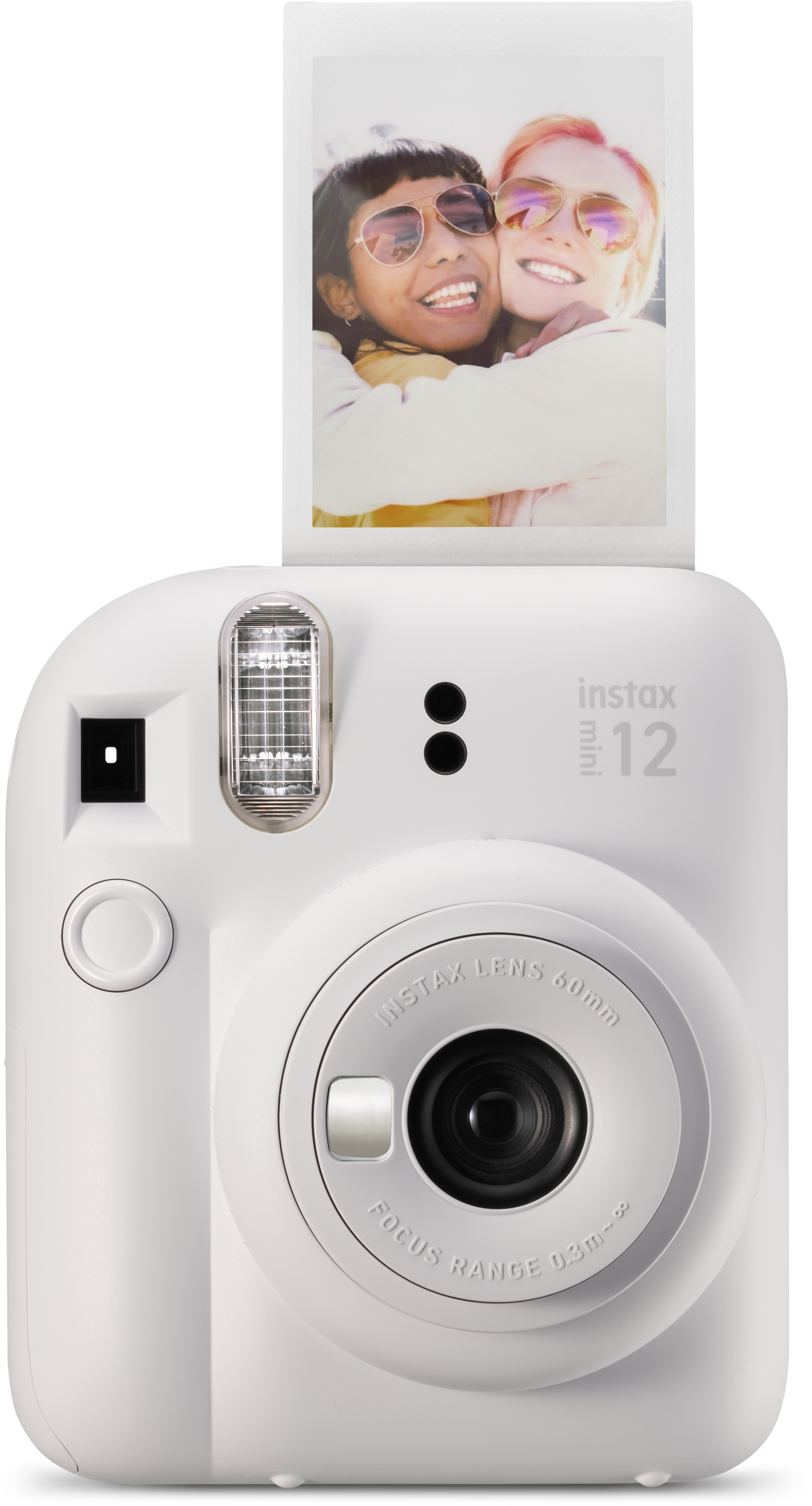 Eine weiße Instax Mini 12 Sofortbildkamera mit einem gedruckten Foto oben. Auf dem Foto sind zwei lächelnde Personen.