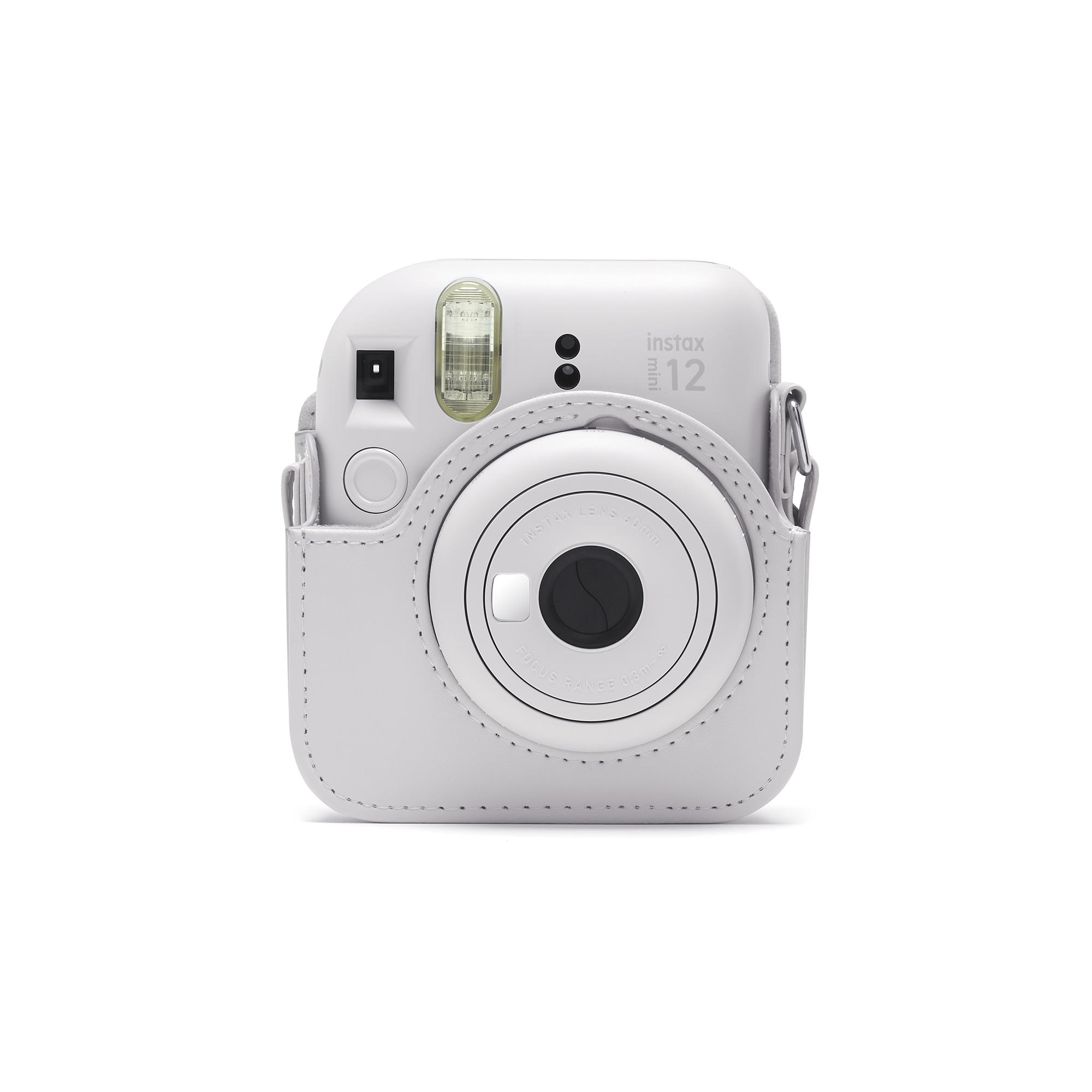 Eine weiße Instax Mini 12 Kamera in einem passenden Gehäuse. Das Objektiv ist zentriert, mit Blitz.