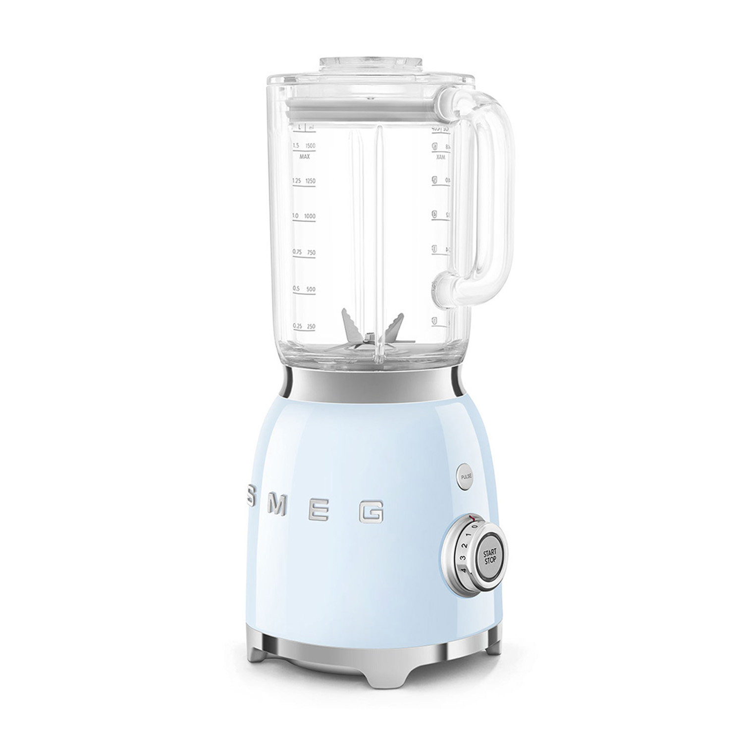 Frullatore Smeg azzurro con caraffa trasparente. Ha un quadrante start/stop e dettagli argentati.