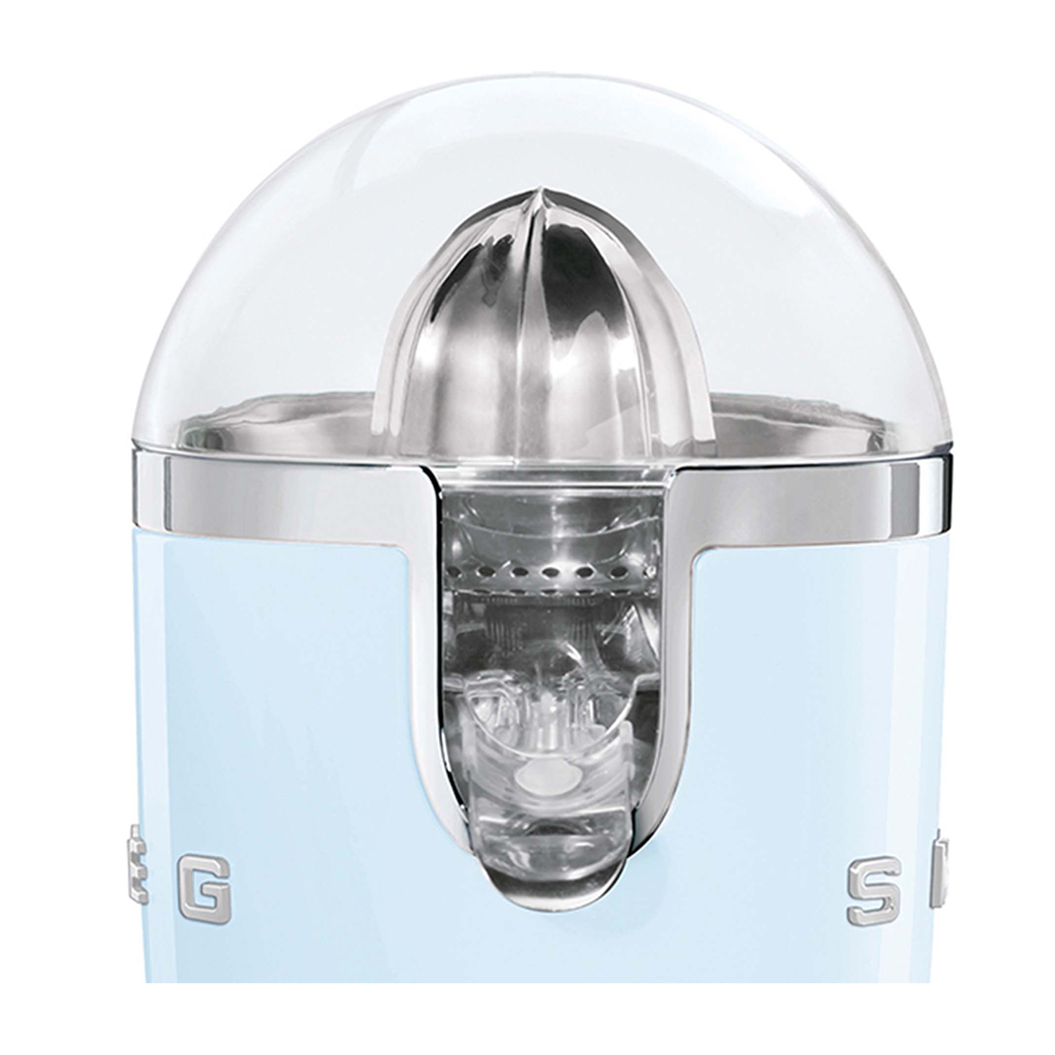 Primo piano di uno spremiagrumi Smeg blu. La parte superiore è trasparente, la base blu e argento.