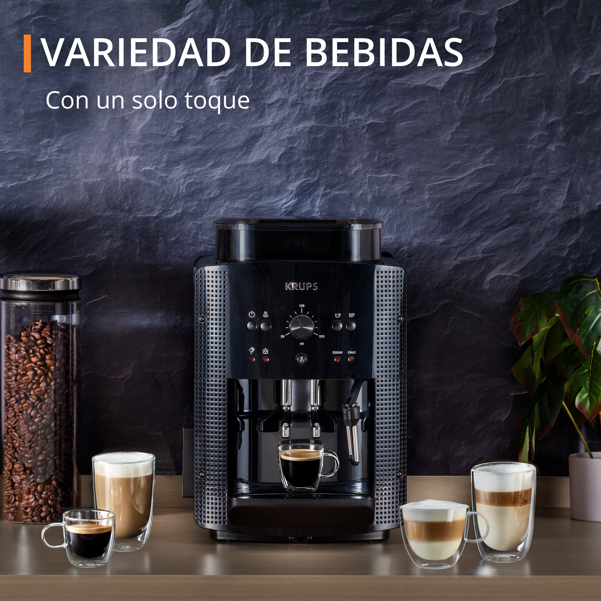 Una cafetera negra con una taza de café y bebidas lácteas en vasos de vidrio.