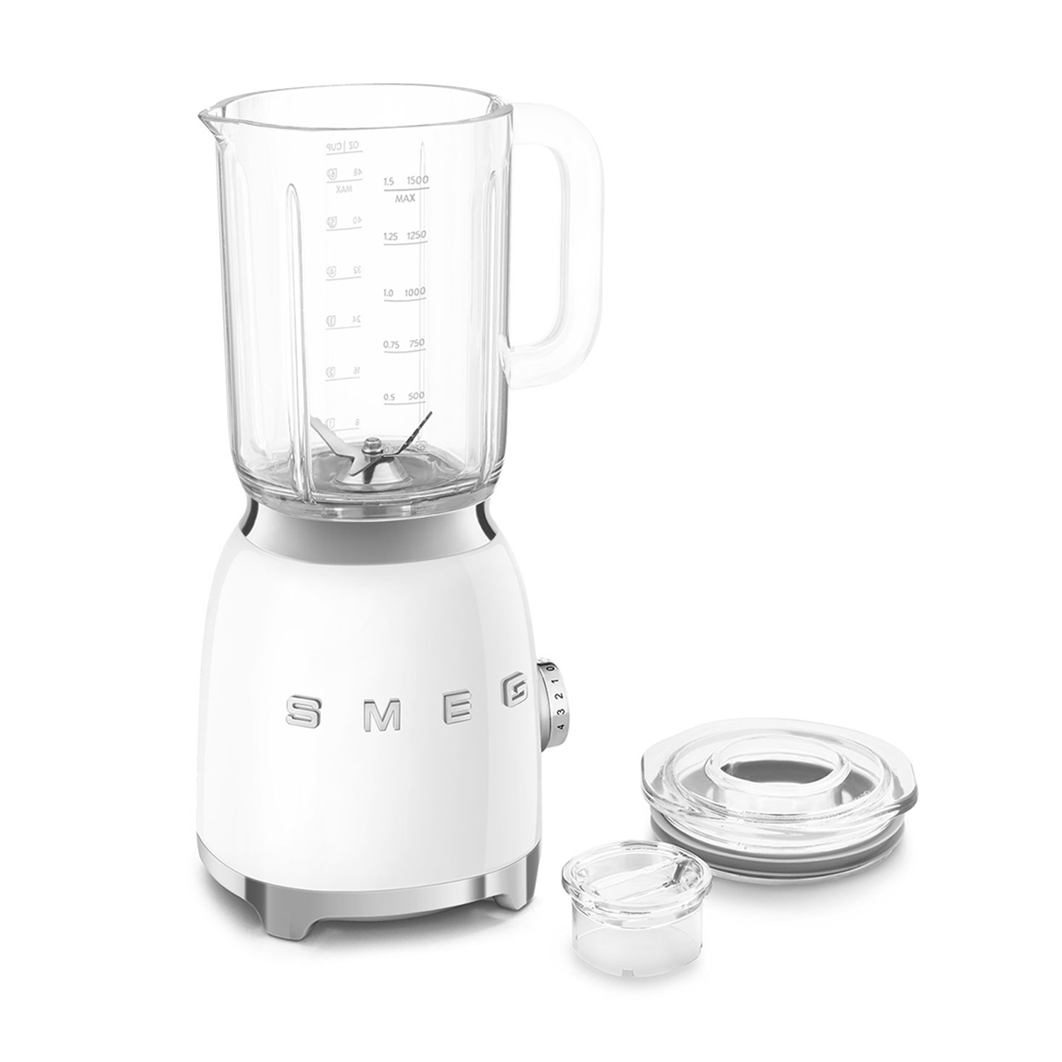 Frullatore Smeg bianco con caraffa in vetro, coperchio e tappo piccolo. Il frullatore ha dettagli argentati. Isolato su sfondo bianco.