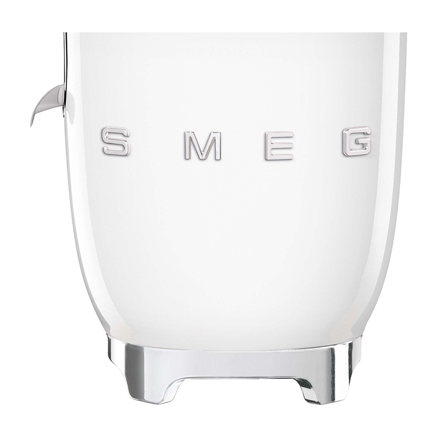 Elettrodomestico bianco con base cromata, lettere SMEG visibili.