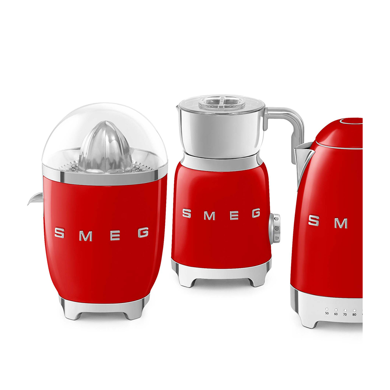Tre elettrodomestici da cucina Smeg rossi: uno spremiagrumi, un montalatte e un bollitore, su sfondo bianco.