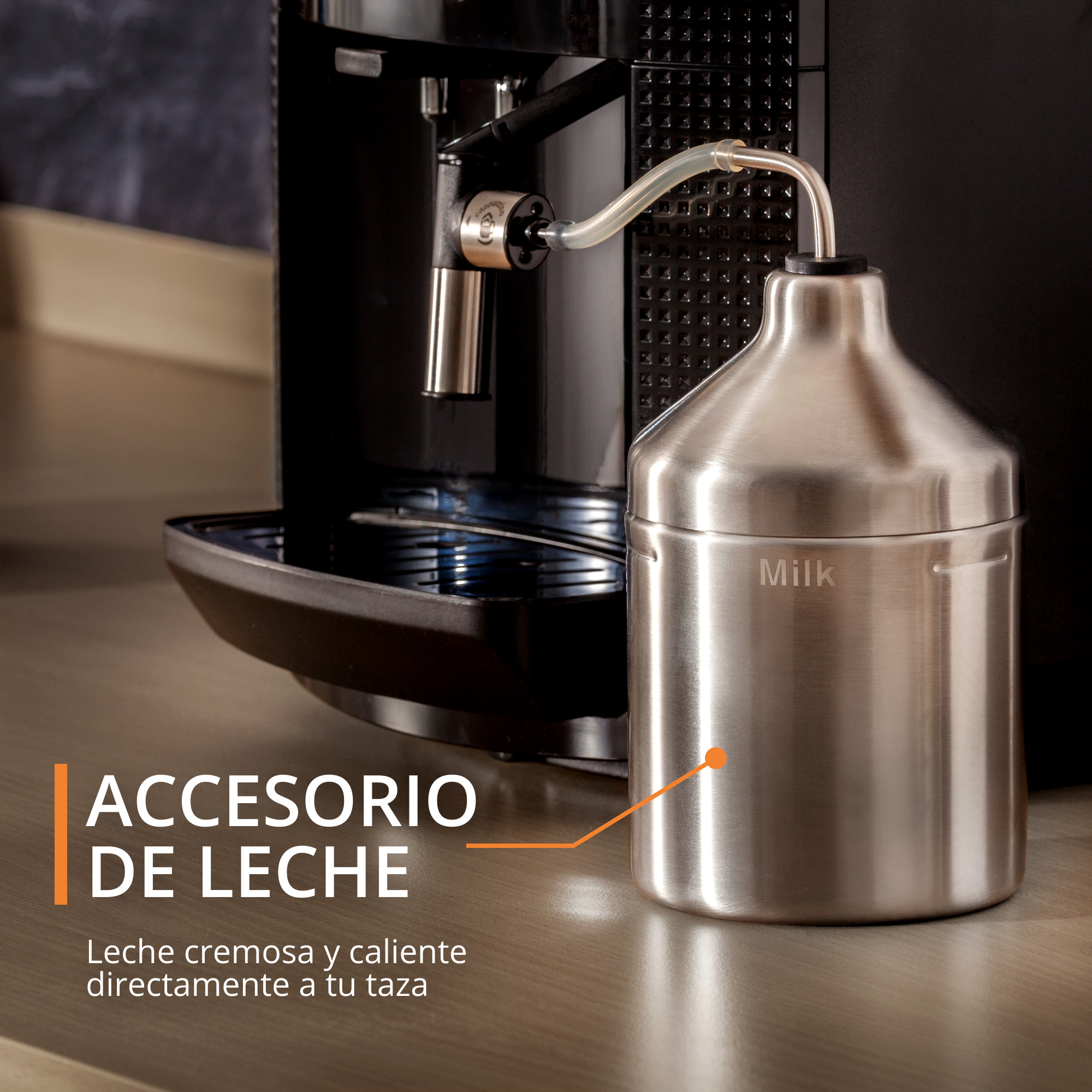 Un recipiente de leche de acero inoxidable junto a una cafetera. El texto en español está a la izquierda.
