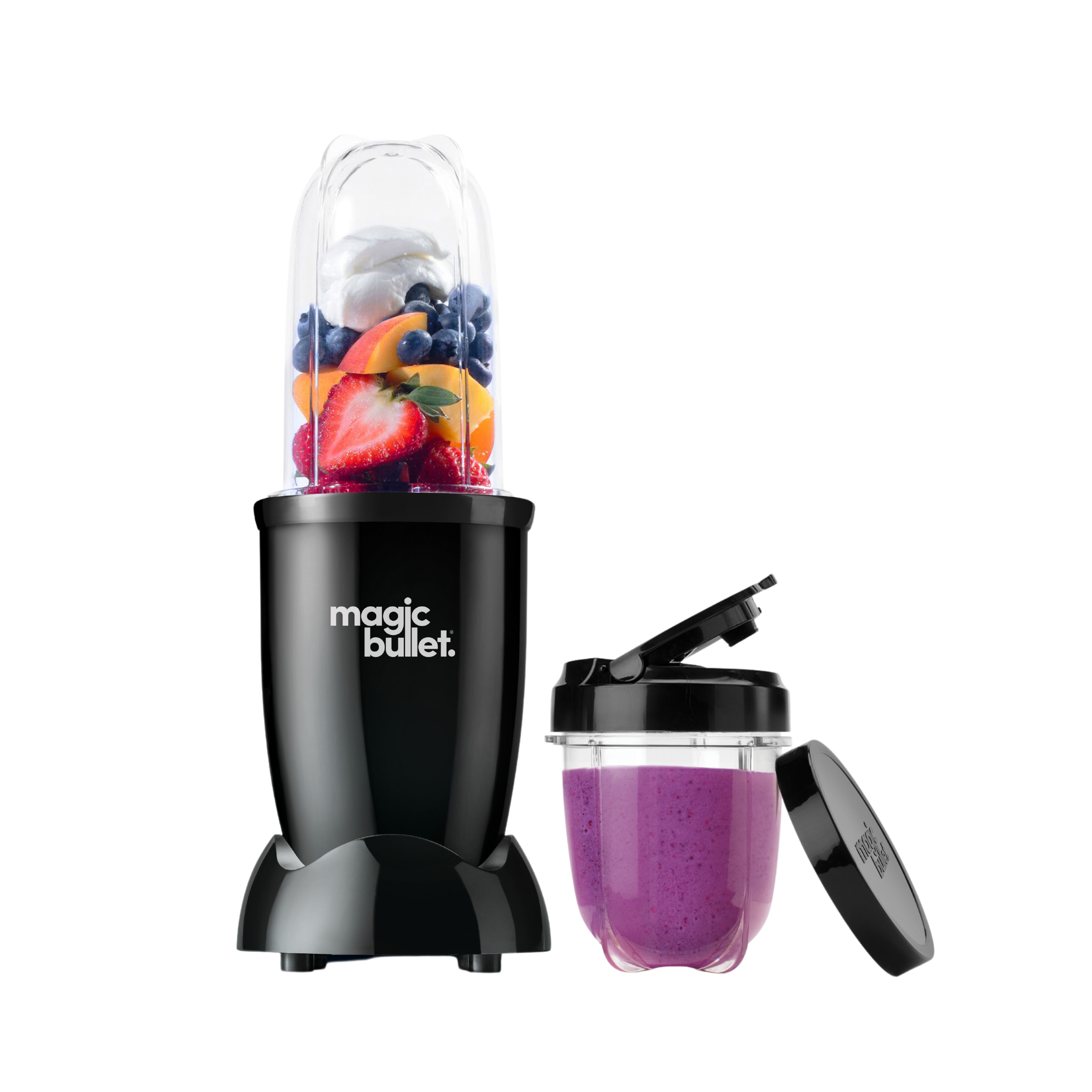 Licuadora Magic Bullet con fruta dentro. Junto a ella, una taza con batido morado. Fondo blanco.