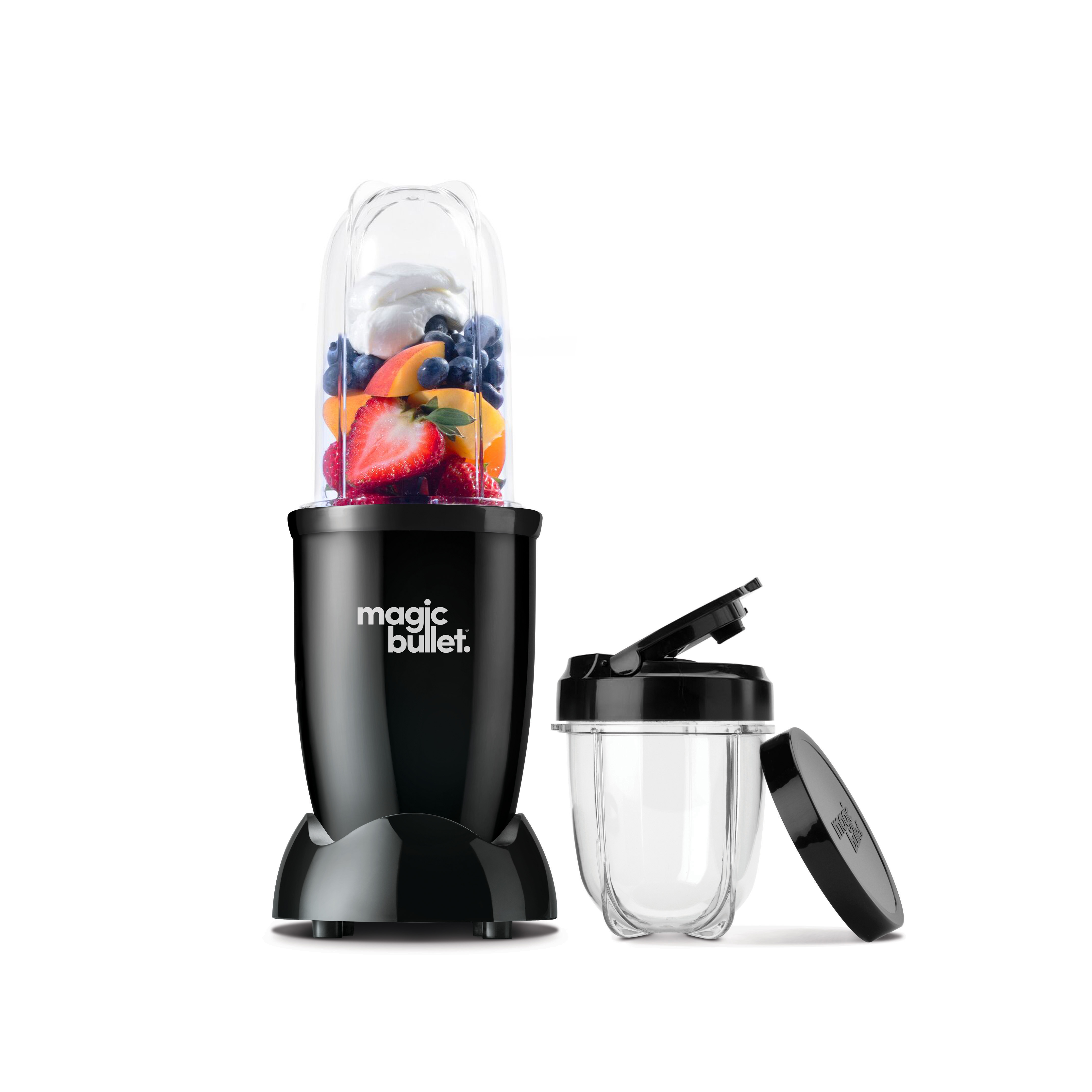 Licuadora Magic Bullet negra con fruta dentro, y una taza separada con tapa.