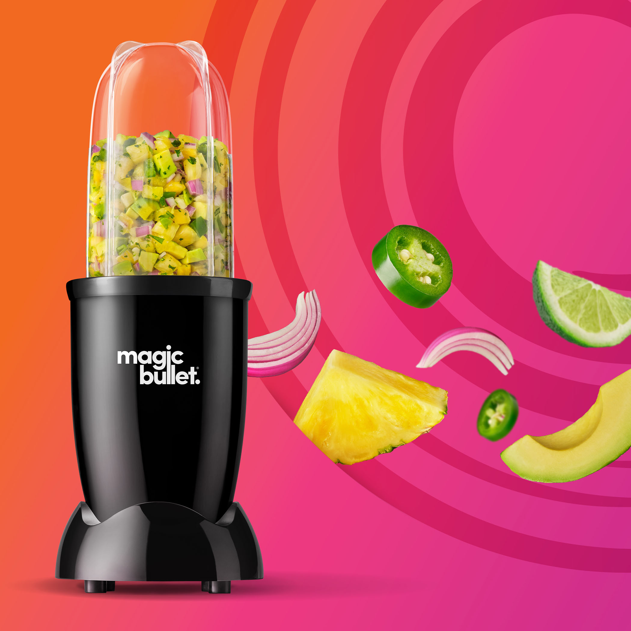 Licuadora negra con ingredientes dentro. Se muestran mango picado, piña y jalapeños.