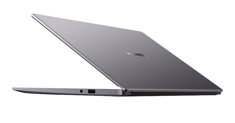 Szary laptop, widok z boku, z logo Huawei widocznym z tyłu.