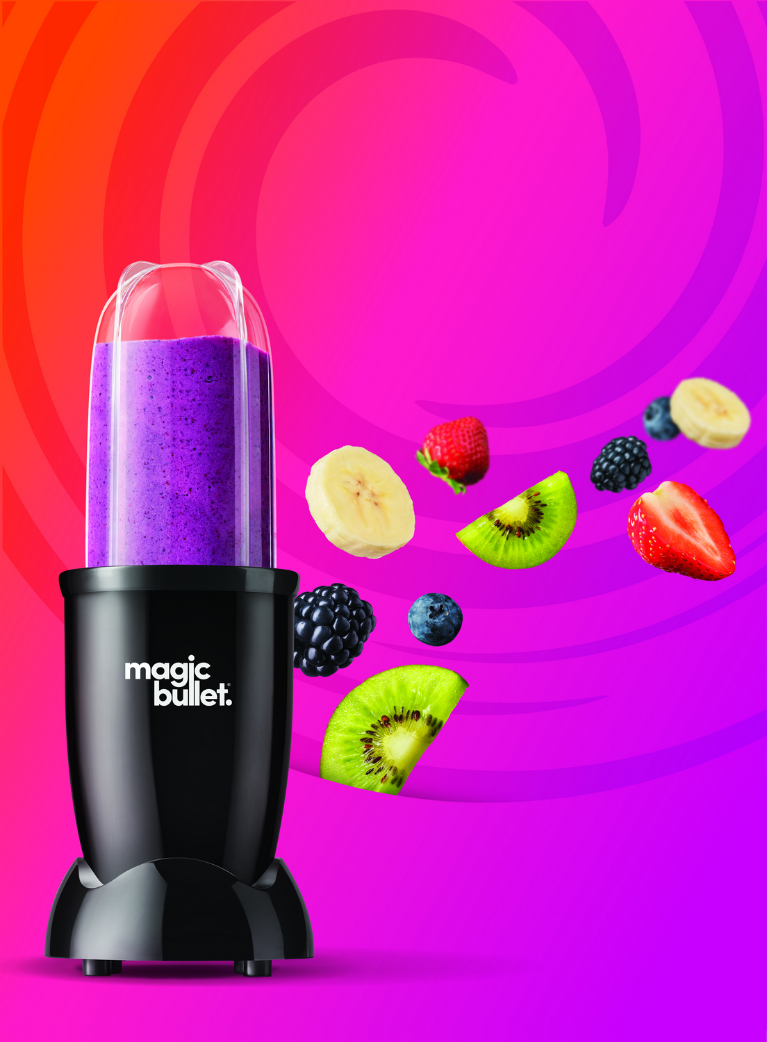 Una licuadora Magic Bullet negra con frutas: kiwi, plátano, fresas, arándanos y moras.