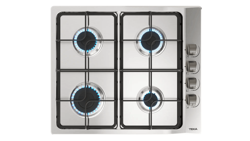 Una encimera de gas de acero inoxidable con cuatro quemadores, cada uno con una llama azul. TEKA es visible.
