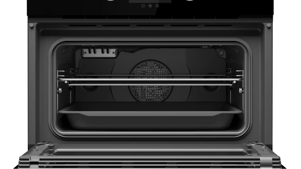 Interior de horno negro y abierto. Dos rejillas, una bandeja y un ventilador trasero. La puerta del horno está abierta.