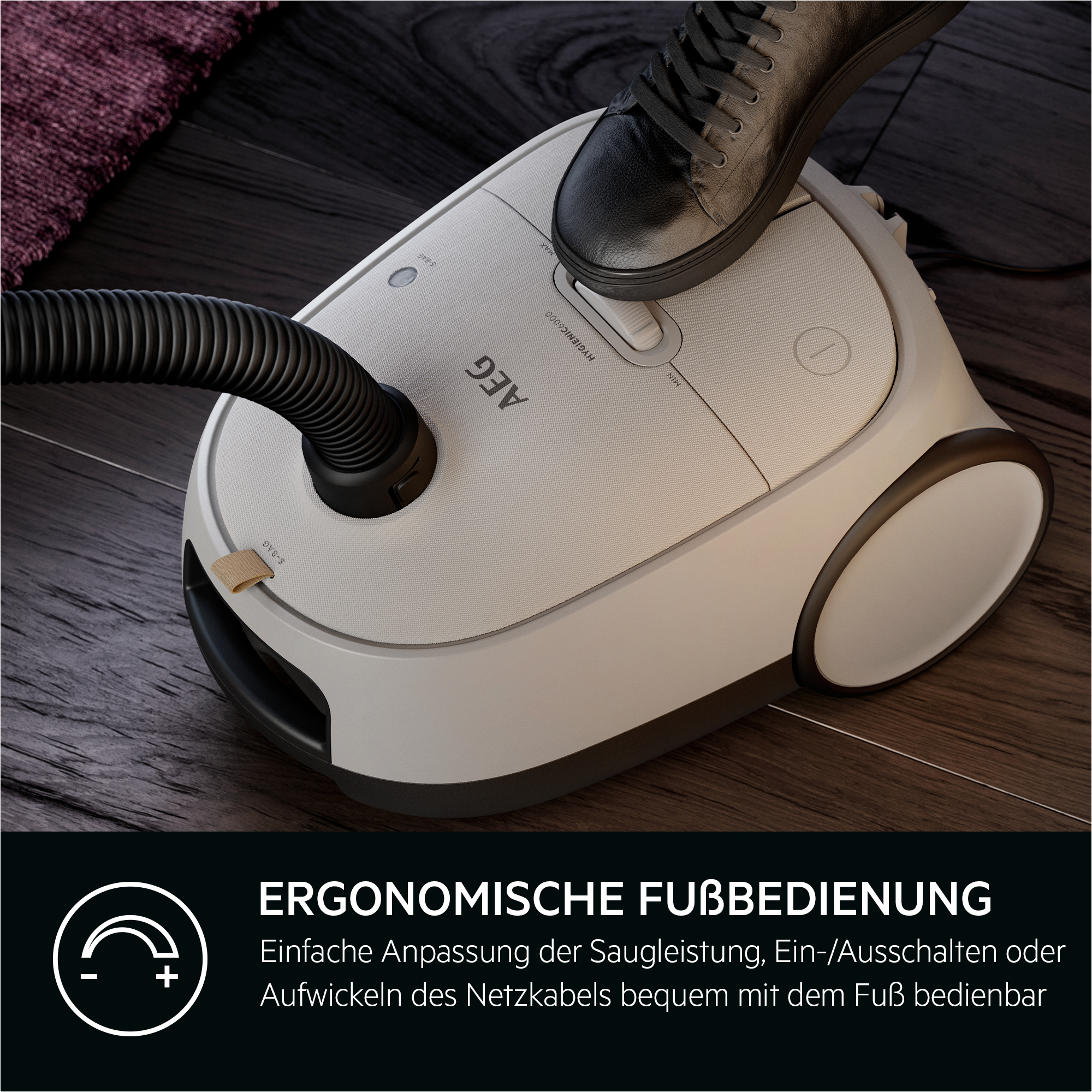 Fuß einer Person, die auf einen weißen Staubsauger tritt. Text unter dem Staubsauger.