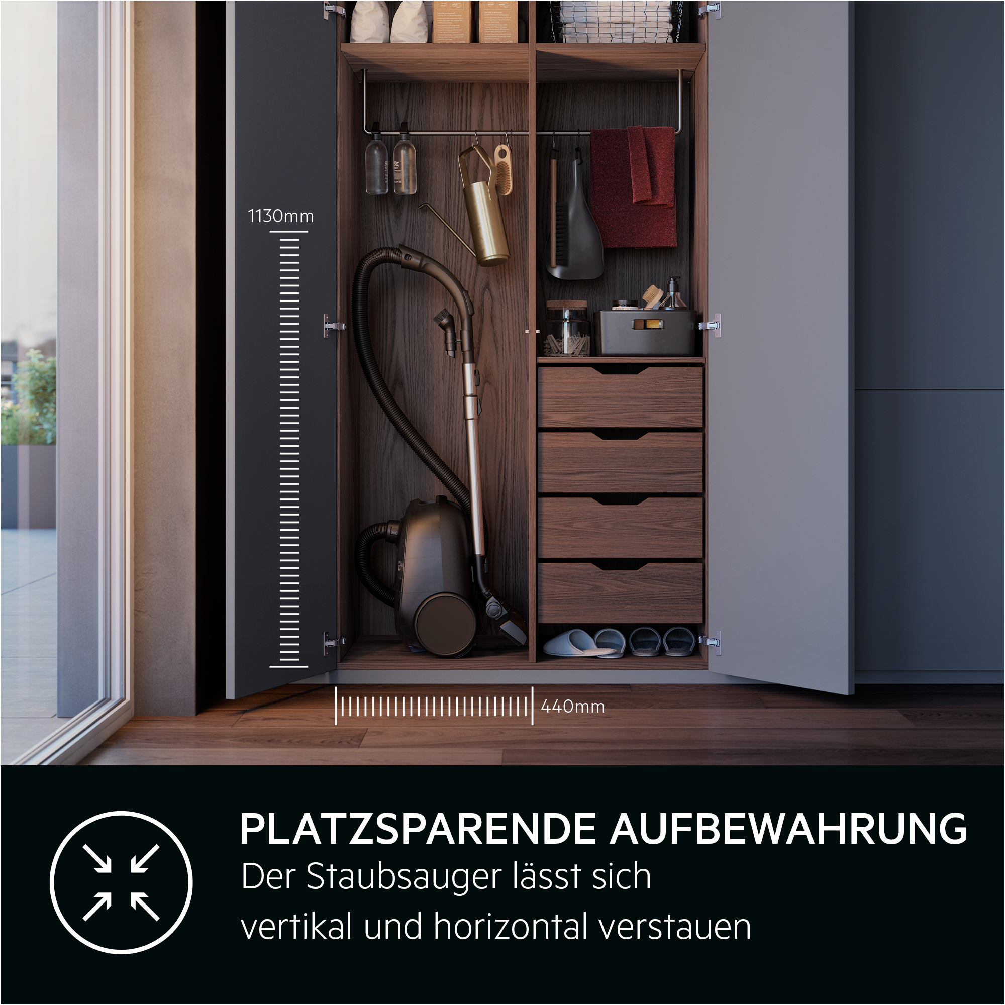 Ein Staubsauger in einem Schrank mit Regalen, Schubladen und einer Höhenskala.