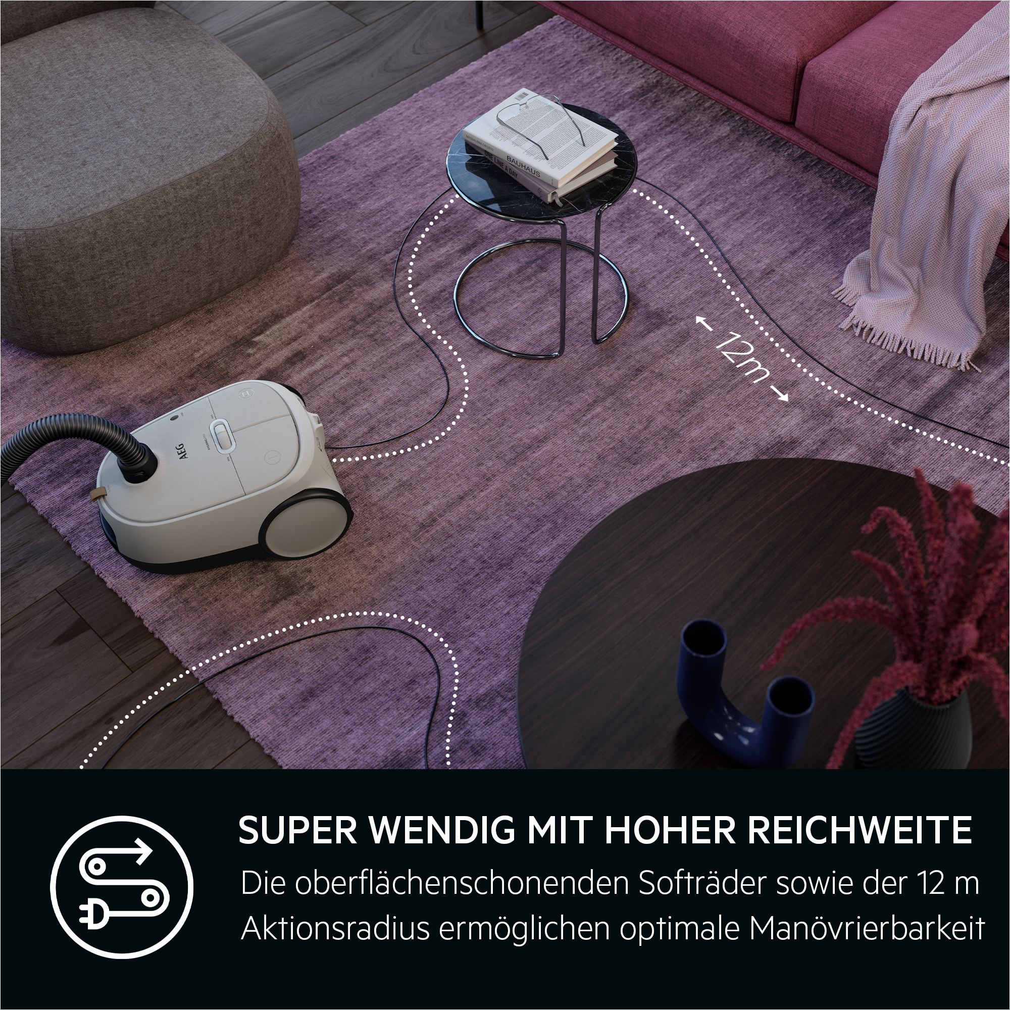 Staubsauger auf Teppich mit 12m Radius, neben Beistelltisch. Text auf Deutsch.