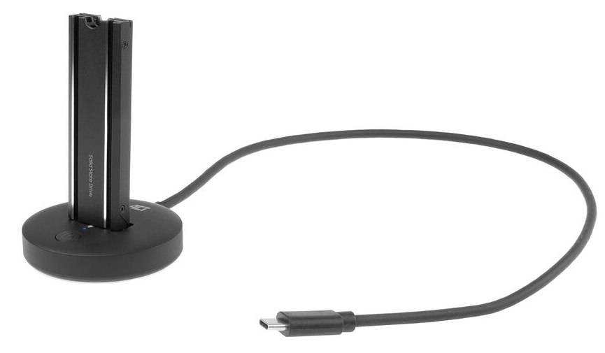 Fekete ACT szilárdtest-meghajtó dokkolóállomás csatlakoztatott USB-kábellel.