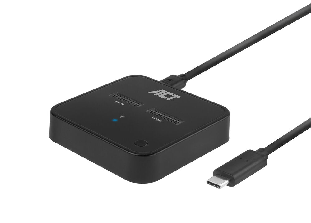 Egy fekete ACT kártyaolvasó két USB porttal és USB-C kábellel.