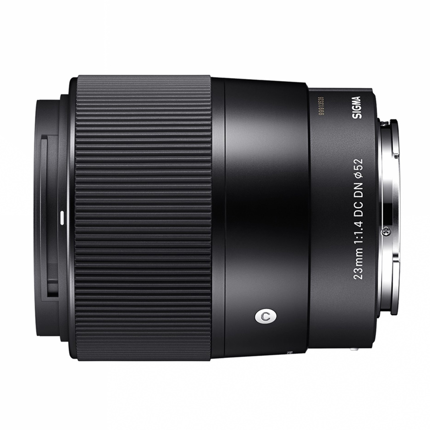 Un obiettivo di una fotocamera nero con un anello a coste, un anello argentato e la parola SIGMA.