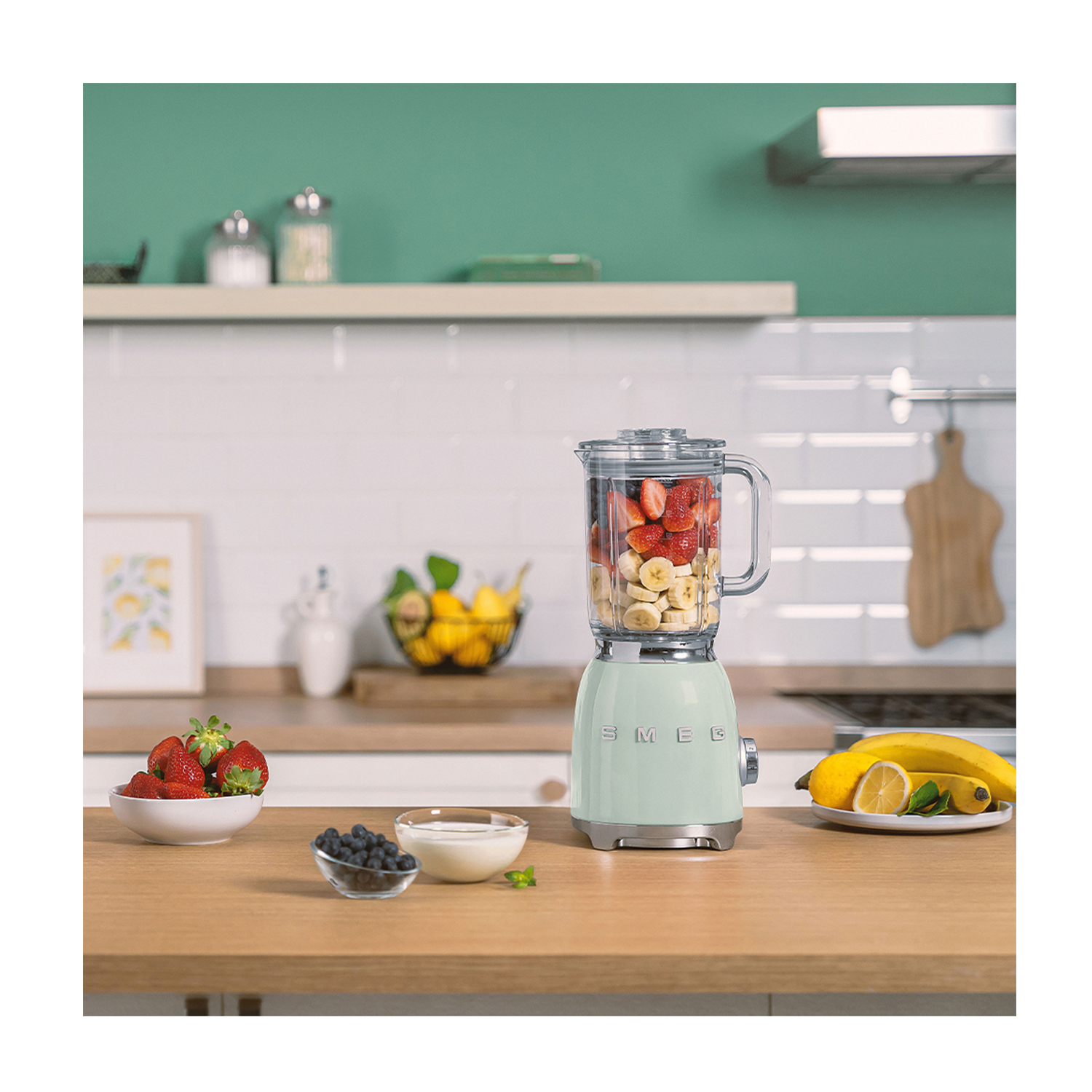 Frullatore Smeg verde con frutta in cucina.