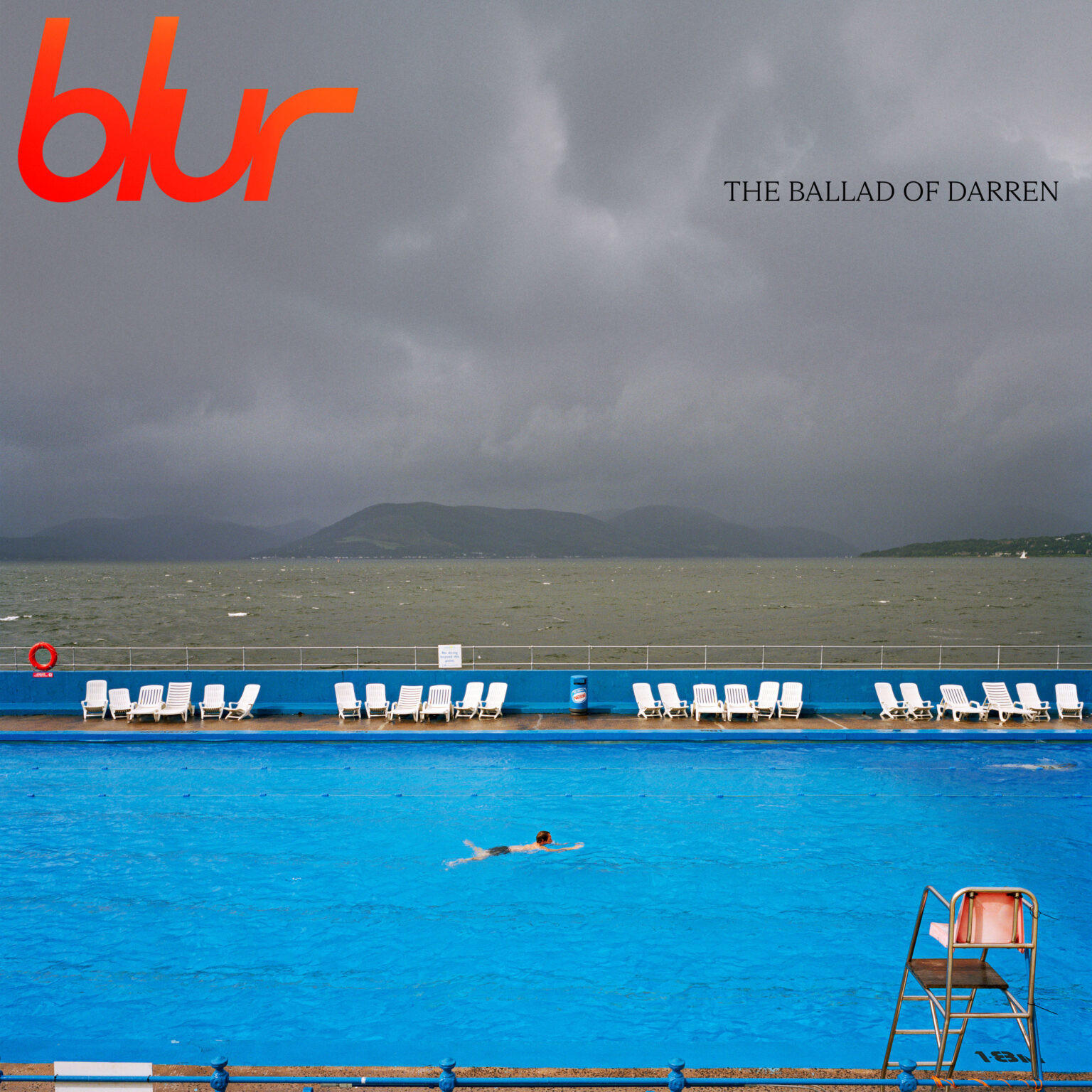 Blur Albumcover mit einer Person, die in einem Pool unter bewölktem Himmel schwimmt.