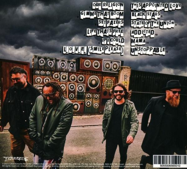 Rückseite des CD-Covers mit Band- und Songtiteln. Vier Männer vor einer Wand.