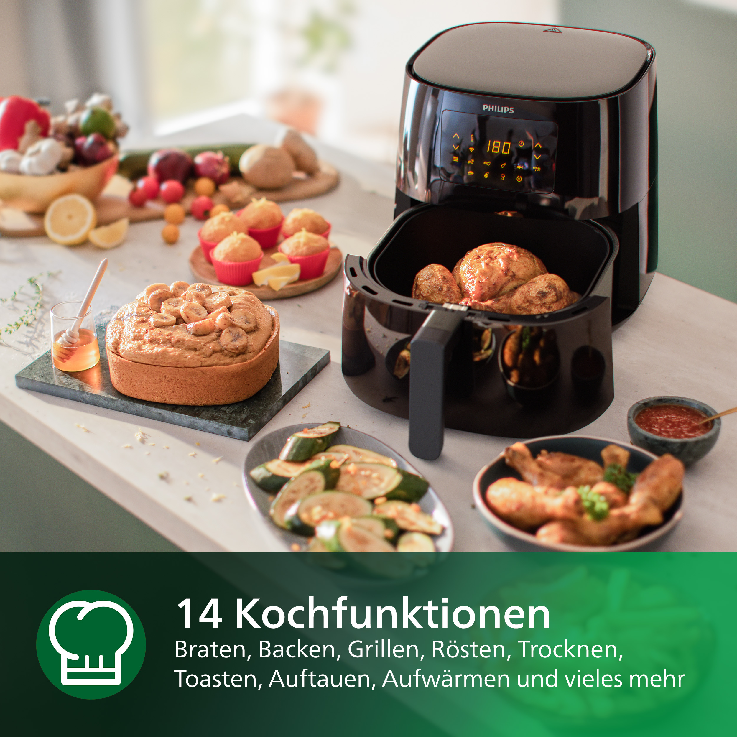Heißluftfritteuse mit Essen, plus Zutaten auf der Arbeitsplatte.