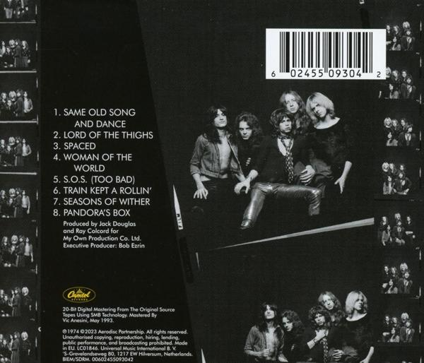 Albumcover zeigt Bandmitglieder in dunkler Umgebung, mit Titelliste links und Barcode rechts.