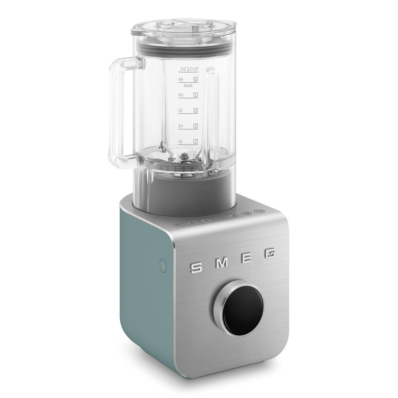 Smeg-Mixer, hellblauer Sockel, klarer Behälter. Weißer Hintergrund.