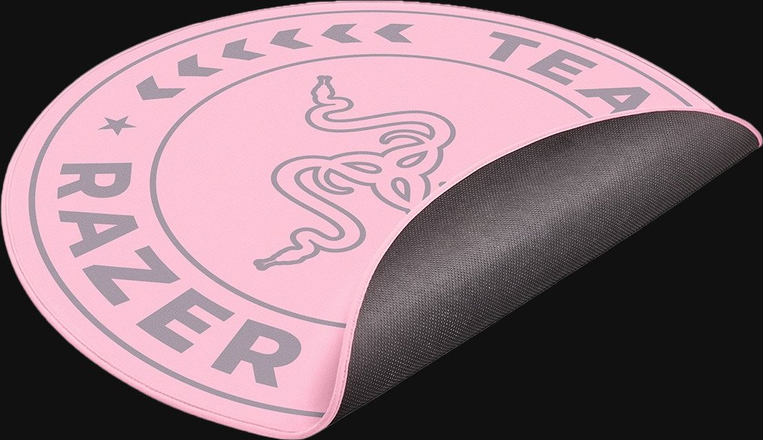 Rosa Razer-Mauspad mit grauem Razer-Logo und Text. Die Unterseite ist schwarz.