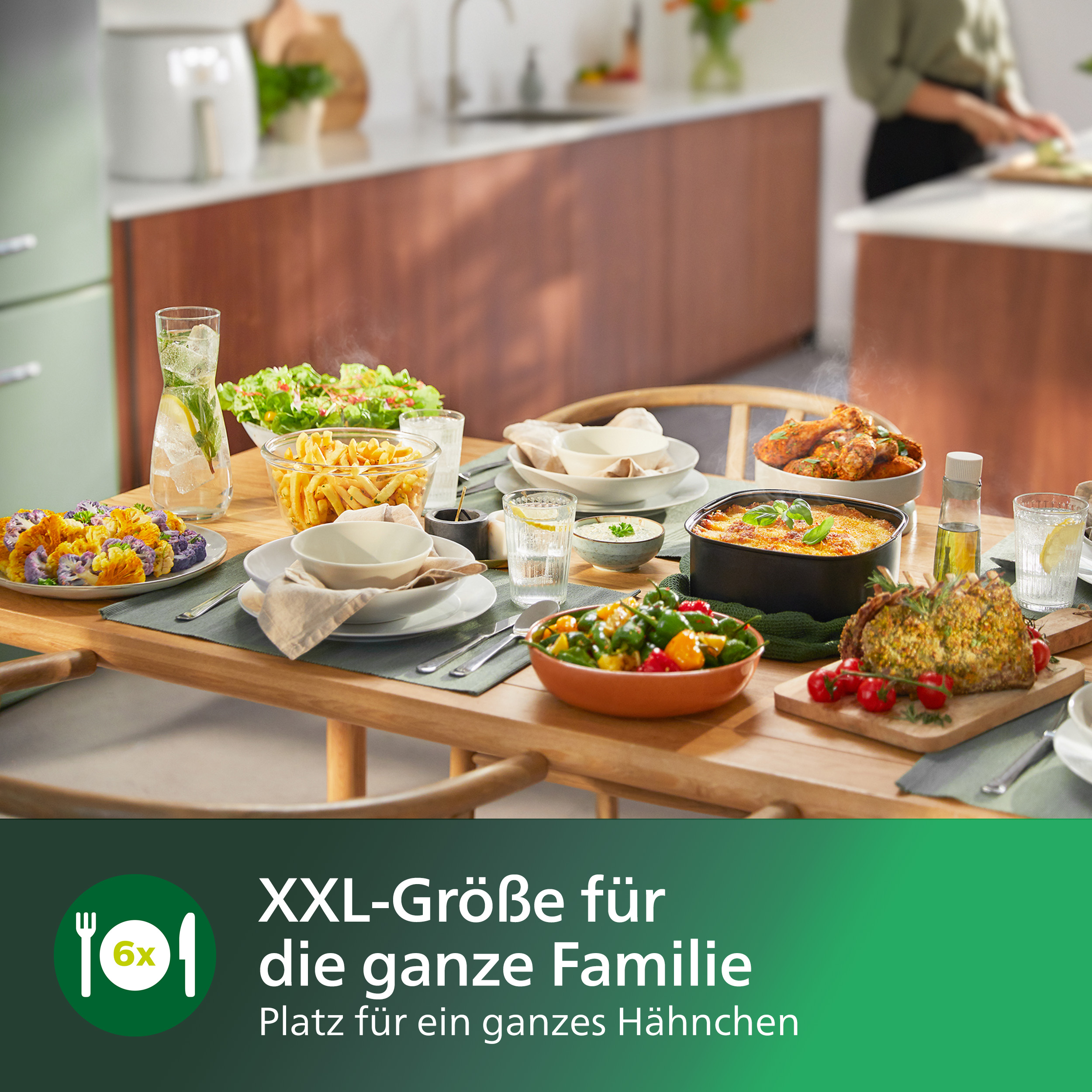 Tisch mit einer Vielzahl von Gerichten, darunter Gemüse, Braten und Getränke. Text: XXL-Größe für die Familie.