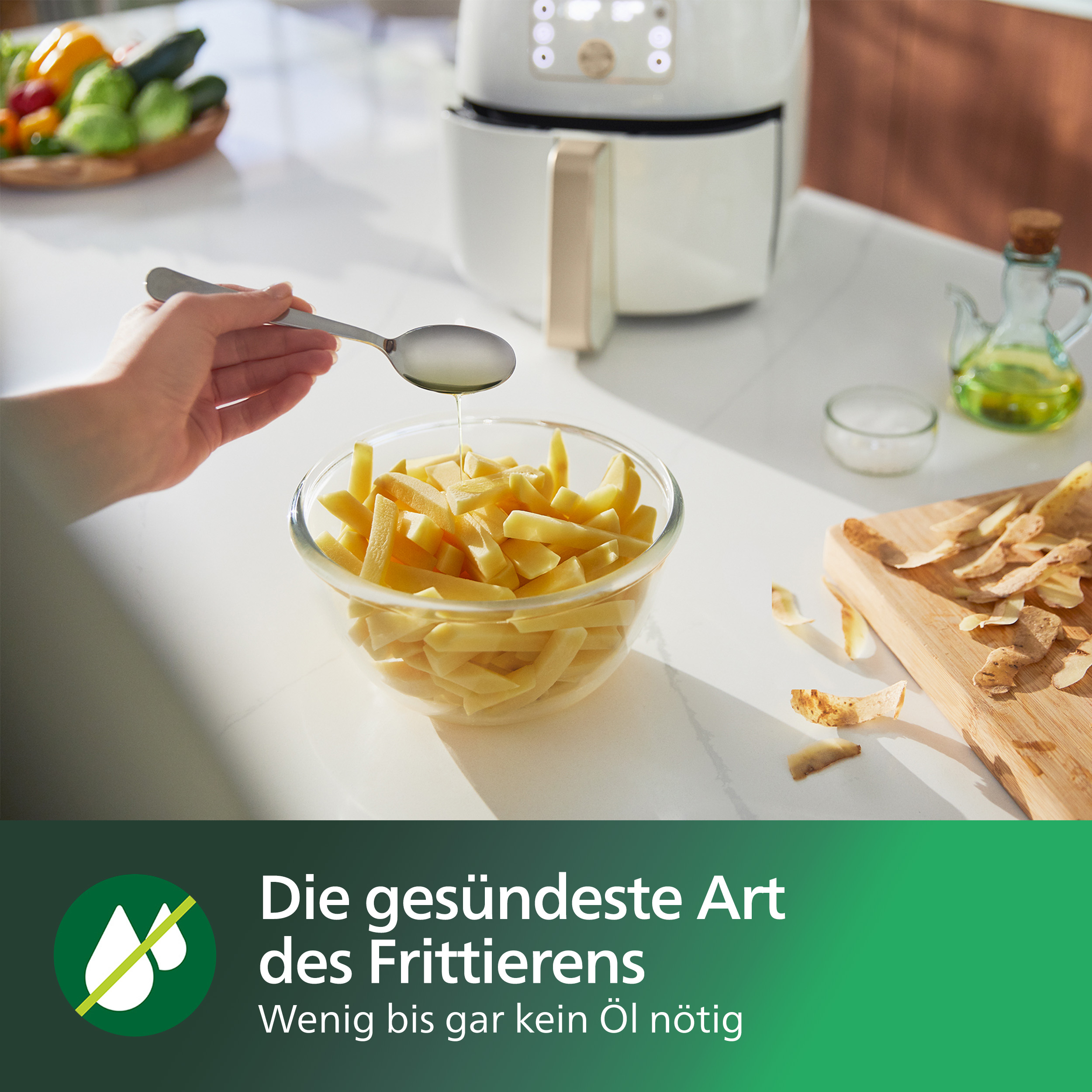 Eine Person gießt Öl auf Pommes, Text: Die gesündeste Art zu frittieren.