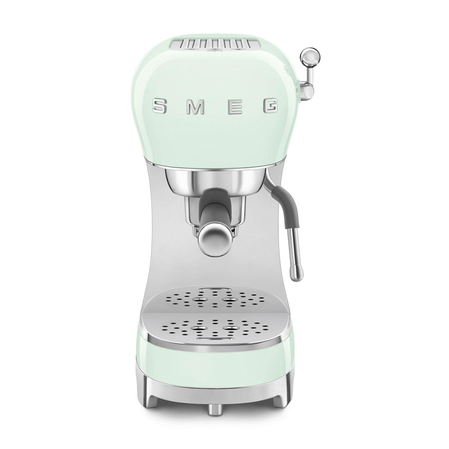 Macchina per espresso SMEG verde menta. Dettagli argento e logo SMEG. Sfondo bianco.