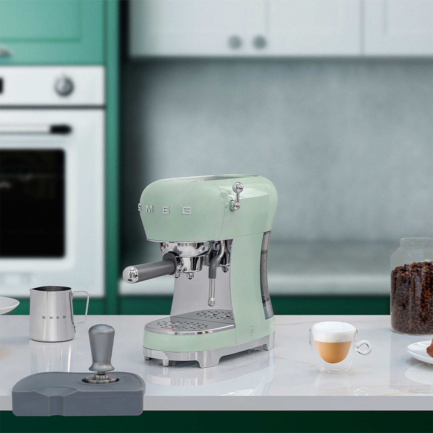 Macchina per espresso verde menta con tazza di caffè e chicchi di caffè sullo sfondo.
