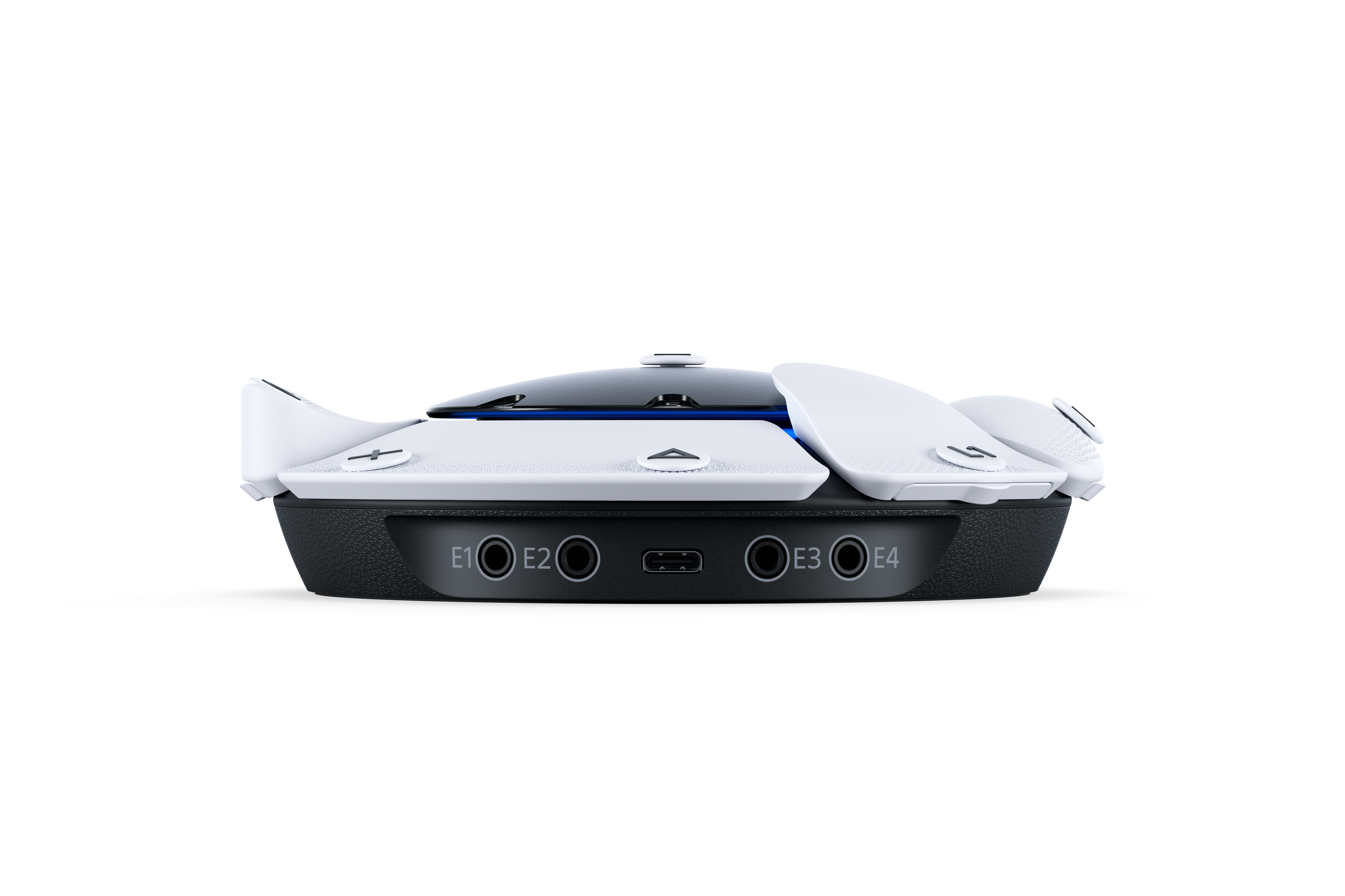 Ein weißes Zubehörteil für den PlayStation 5-Controller mit Anschlüssen und Tasten auf schwarzer Oberfläche.