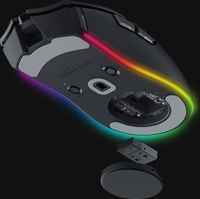 Eine schwarze Razer Cobra Pro Maus, zeigt die Unterseite mit einem USB-Dongle.