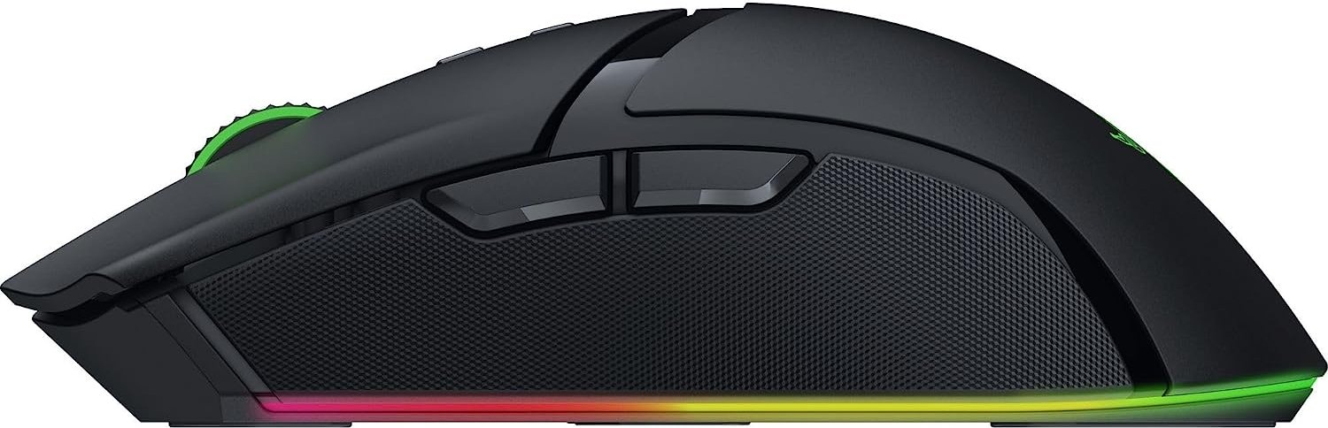Eine schwarze Gaming-Maus mit grünem Rad und farbigem Lichtstreifen am unteren Rand.