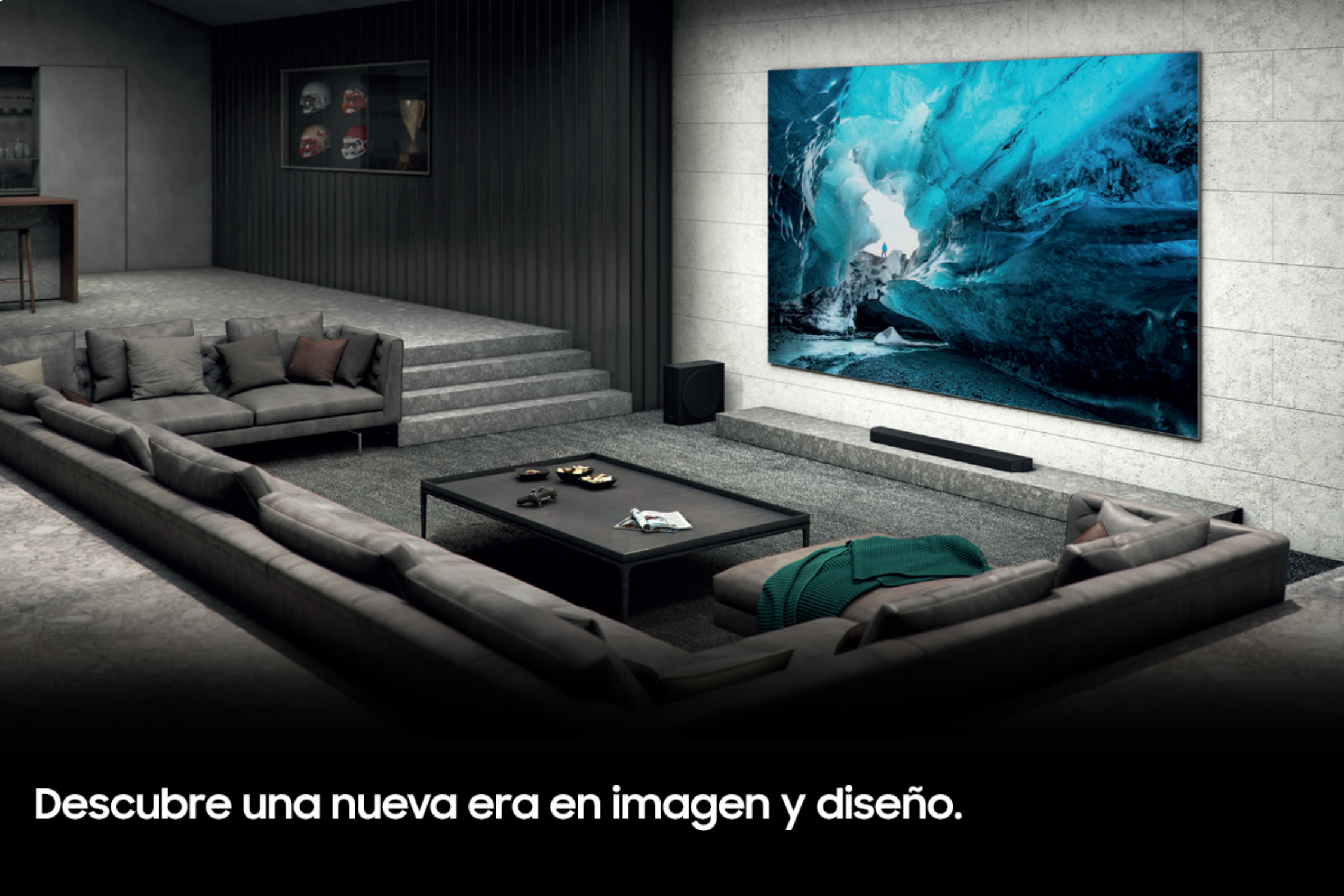 Salón moderno con pantalla grande mostrando escena de caverna azul, sofás y sistema de sonido.