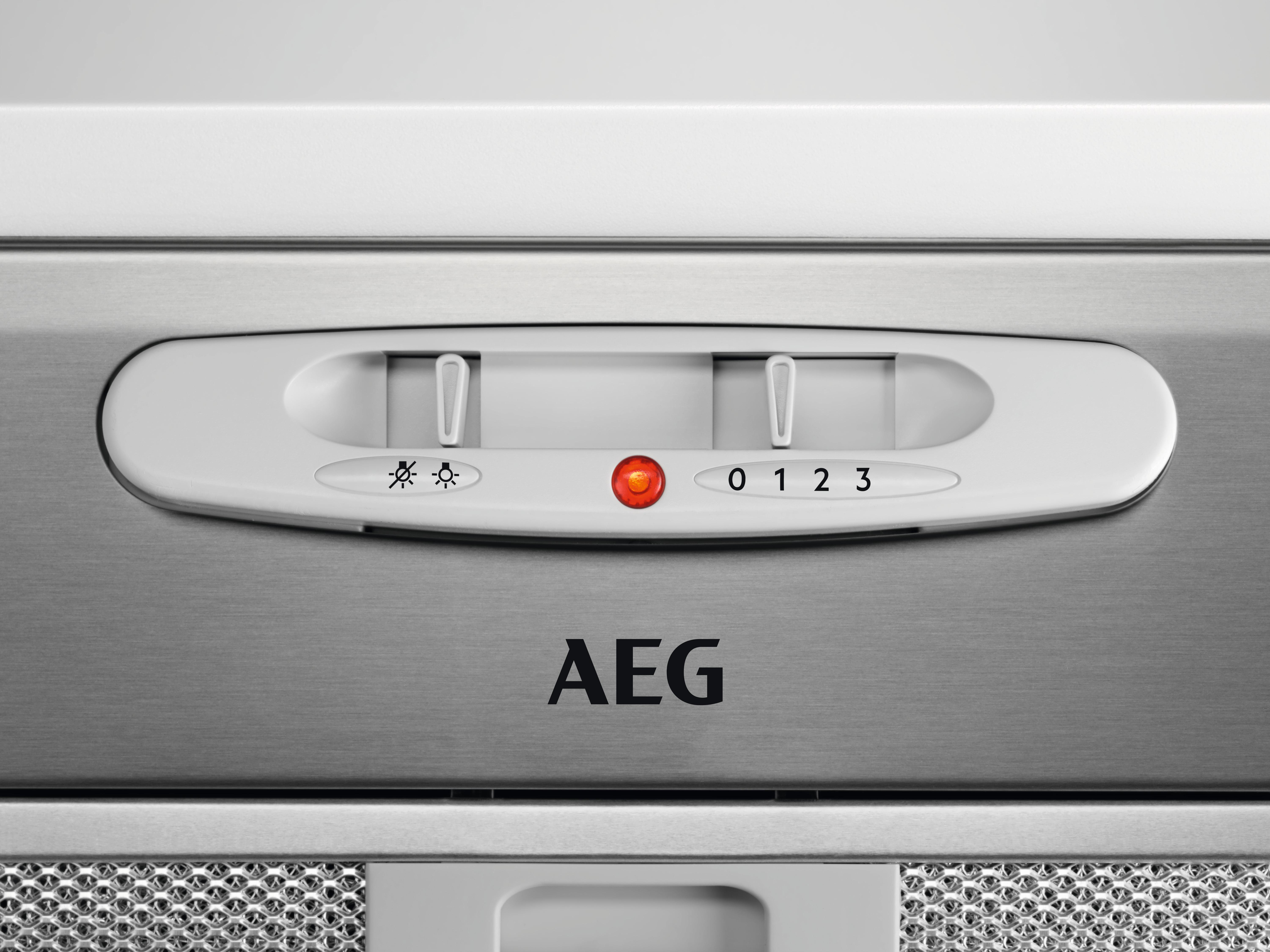 Nahaufnahme eines Bedienfelds mit Knöpfen und einem AEG-Logo.