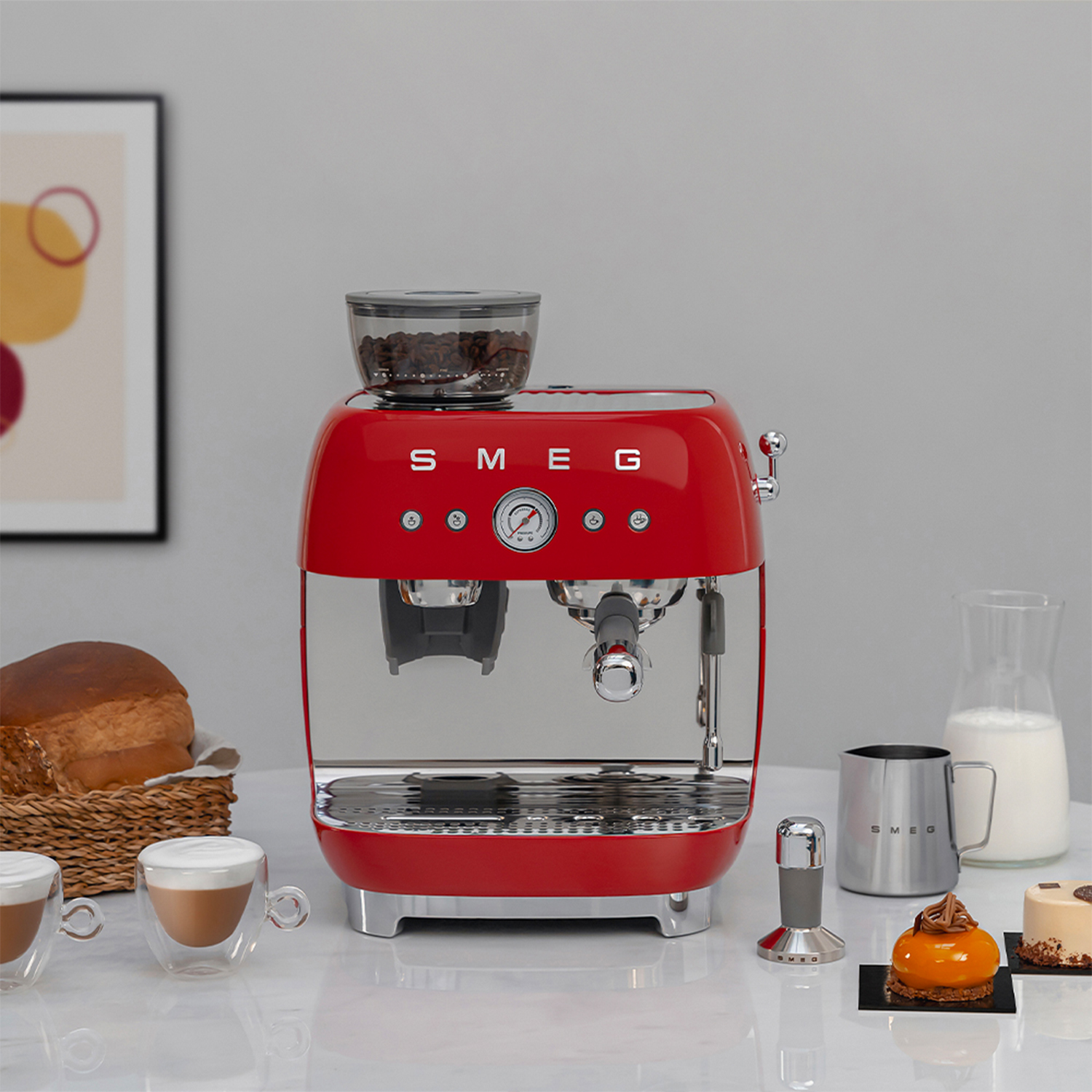 Macchina per espresso Smeg rossa con accessori su bancone in marmo. Include pasticcini e pane.