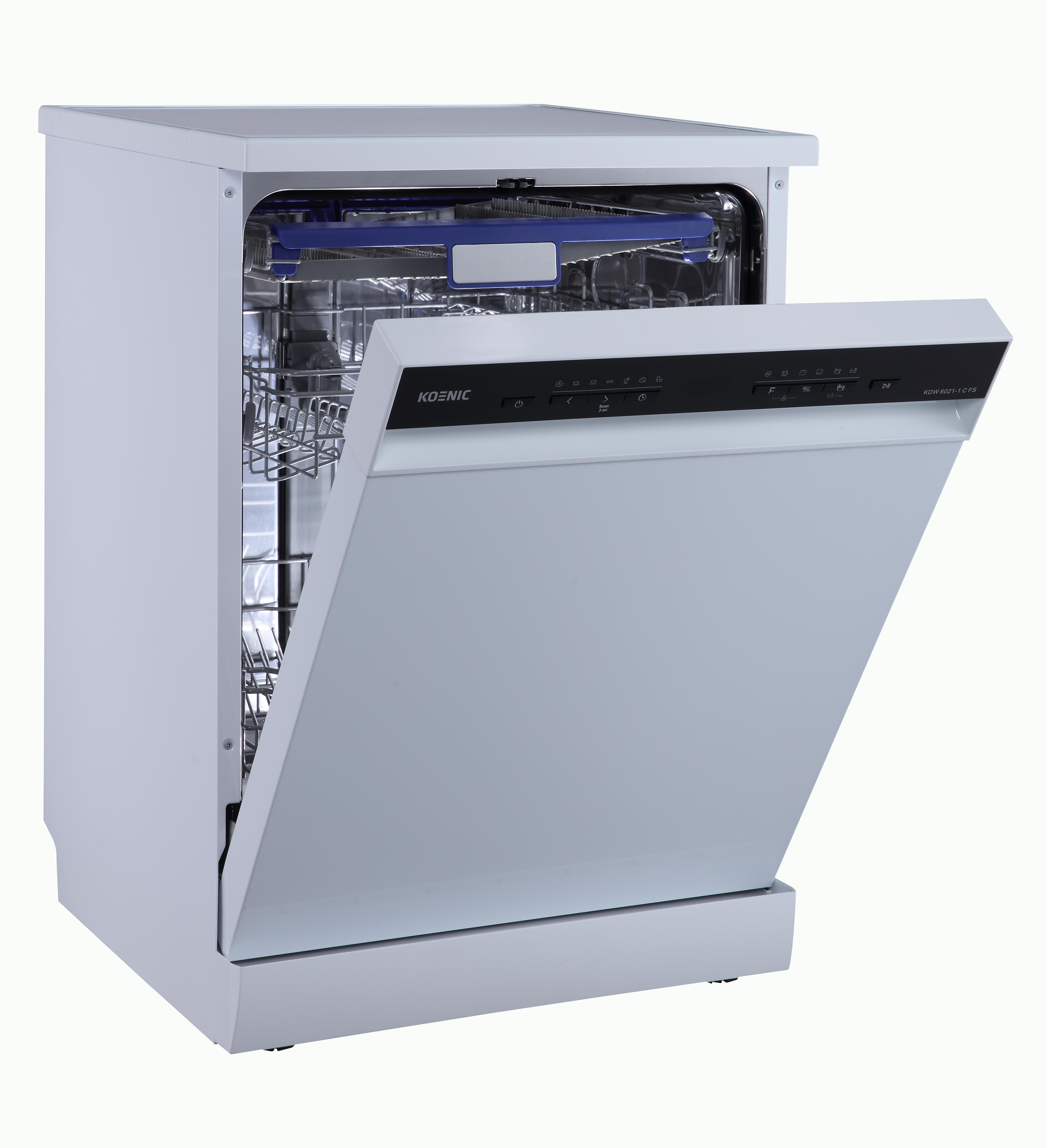 Weiße Koenic Spülmaschine, Tür offen, mit Gestellen. Schwarzes Bedienfeld und weißes Gehäuse. Isoliert auf Weiß.
