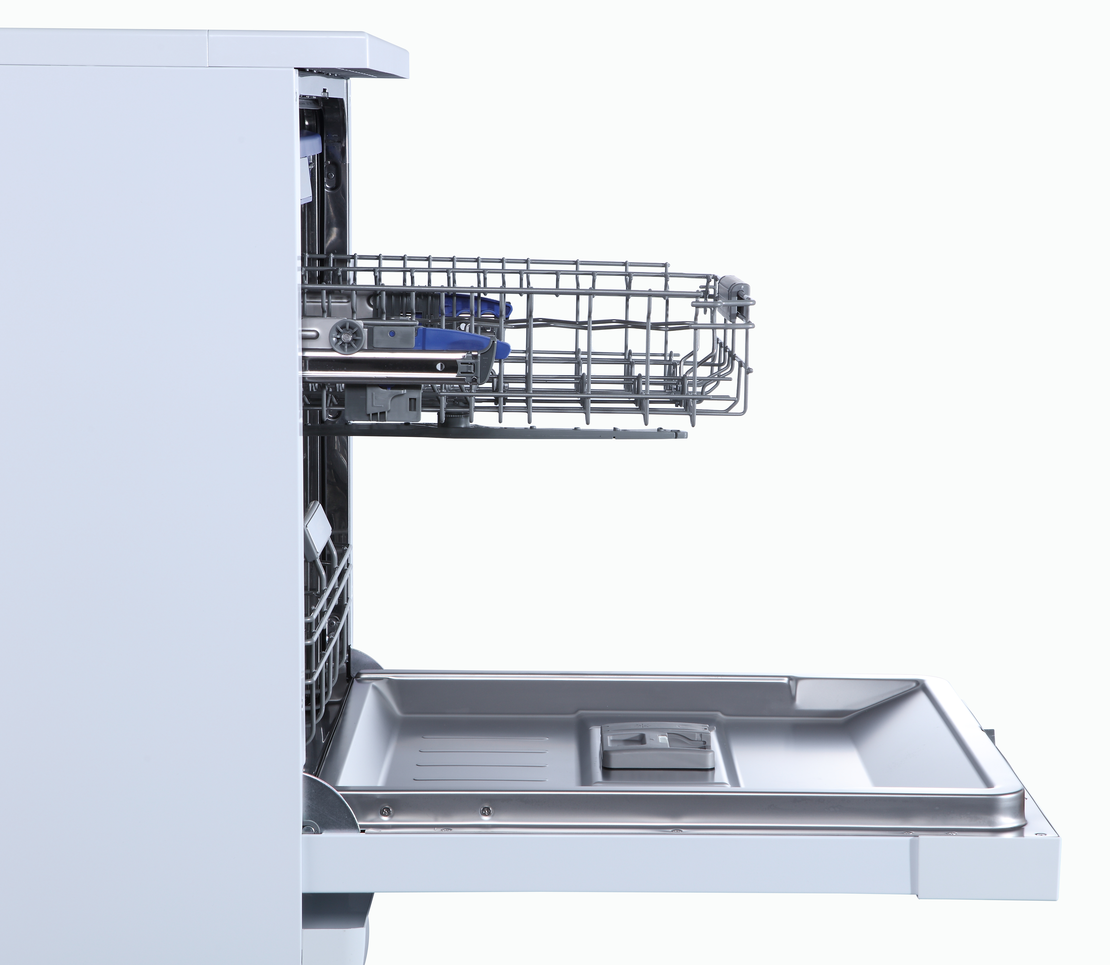 Eine Spülmaschine mit offener Tür, die den Innenraum mit einem Gestell und einer Schale zeigt.