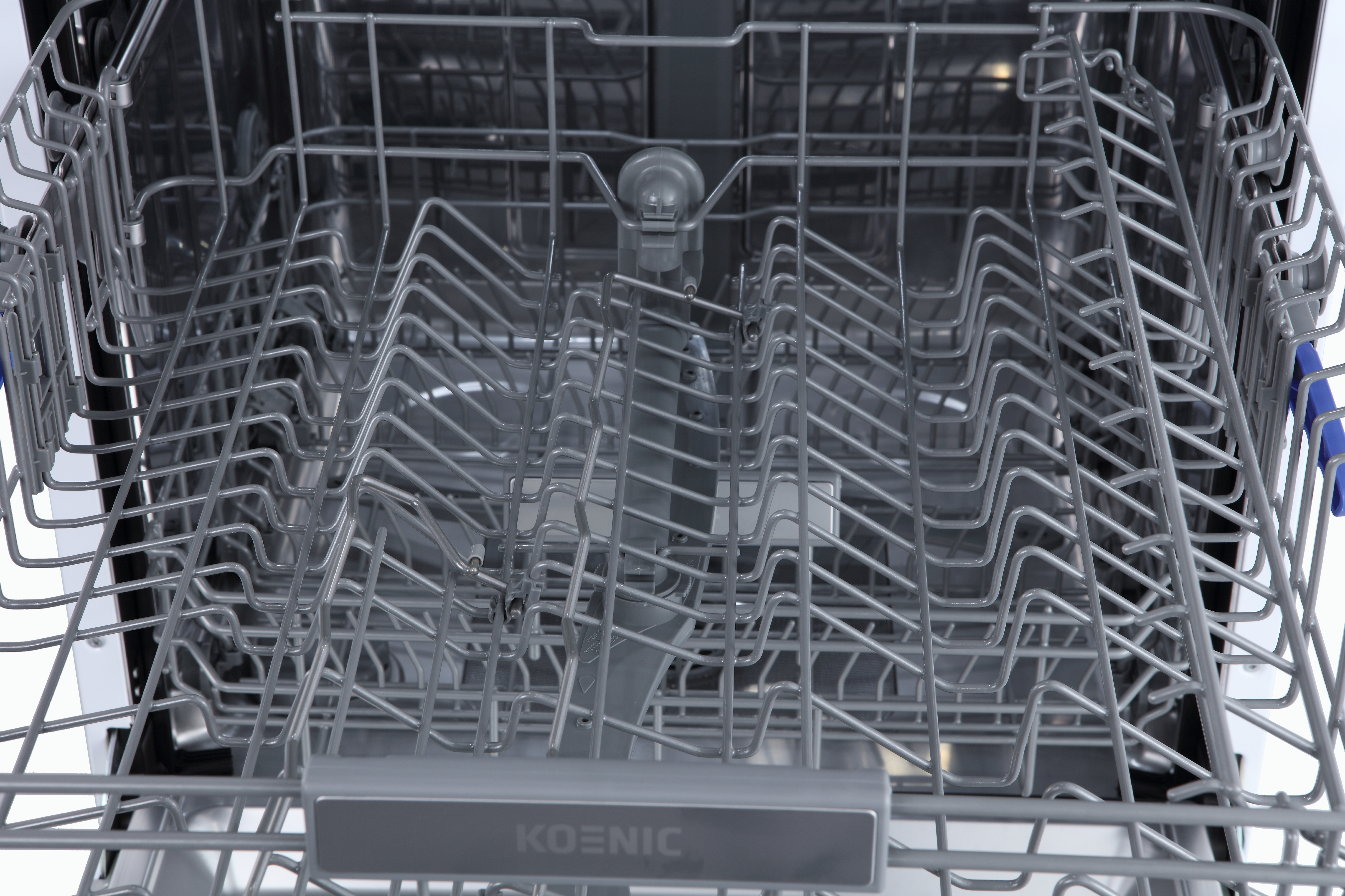 Geschirrspüler-Innenraum mit Gestellen. Silberne Metallgestelle mit weißem Innenraum.