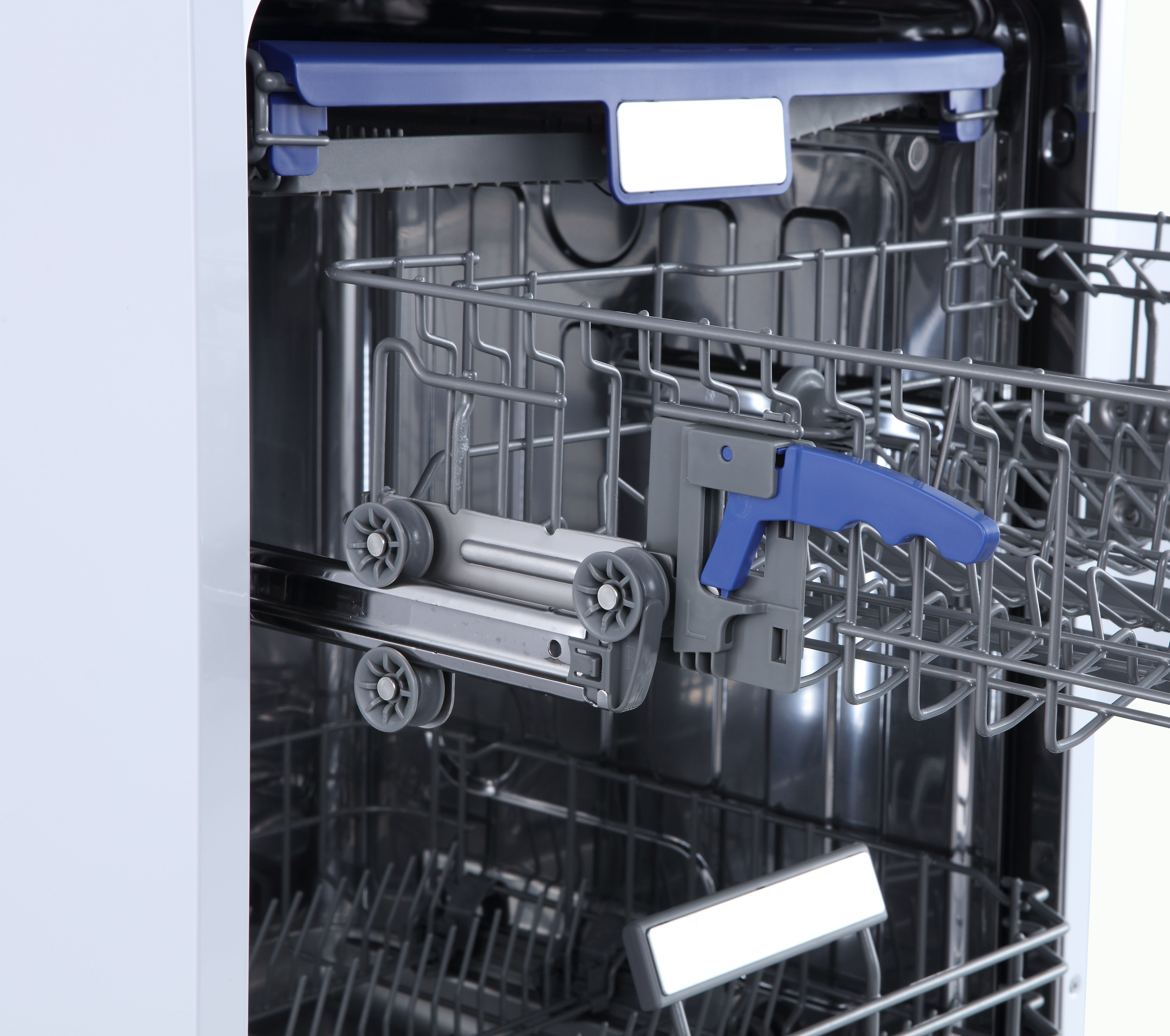 Geschirrspüler-Innenraum mit Gestellen, Sprühgerät und blauem Griff.